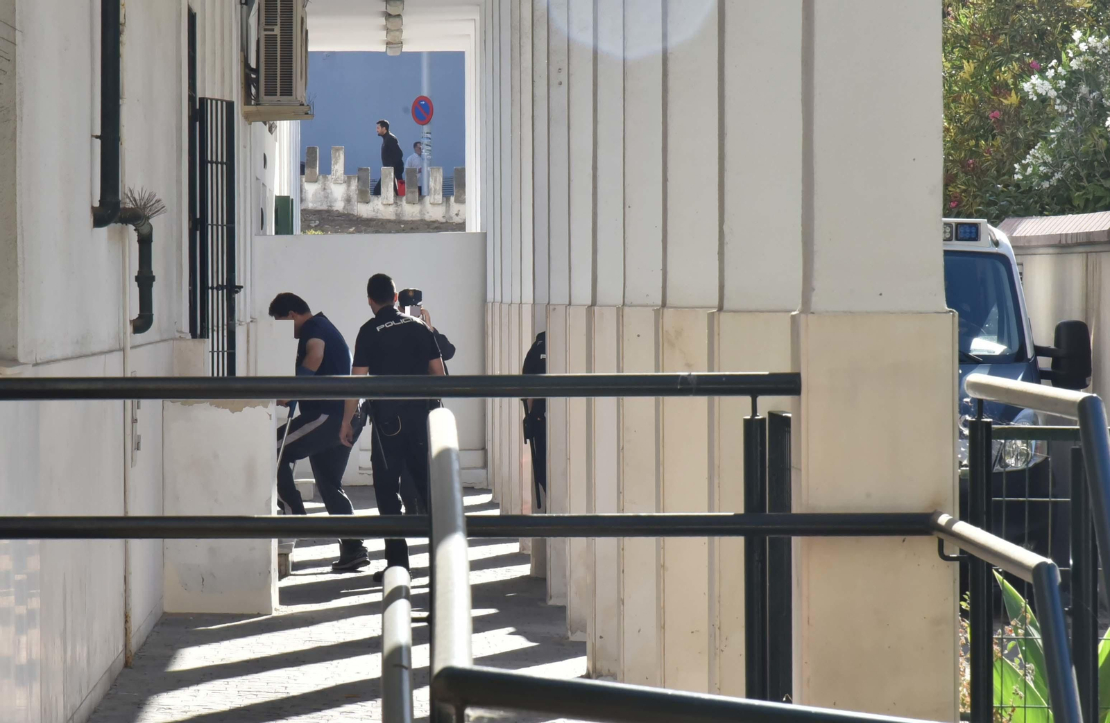 Uno de los arrestados entra en el Palacio de Justicia de Algeciras.