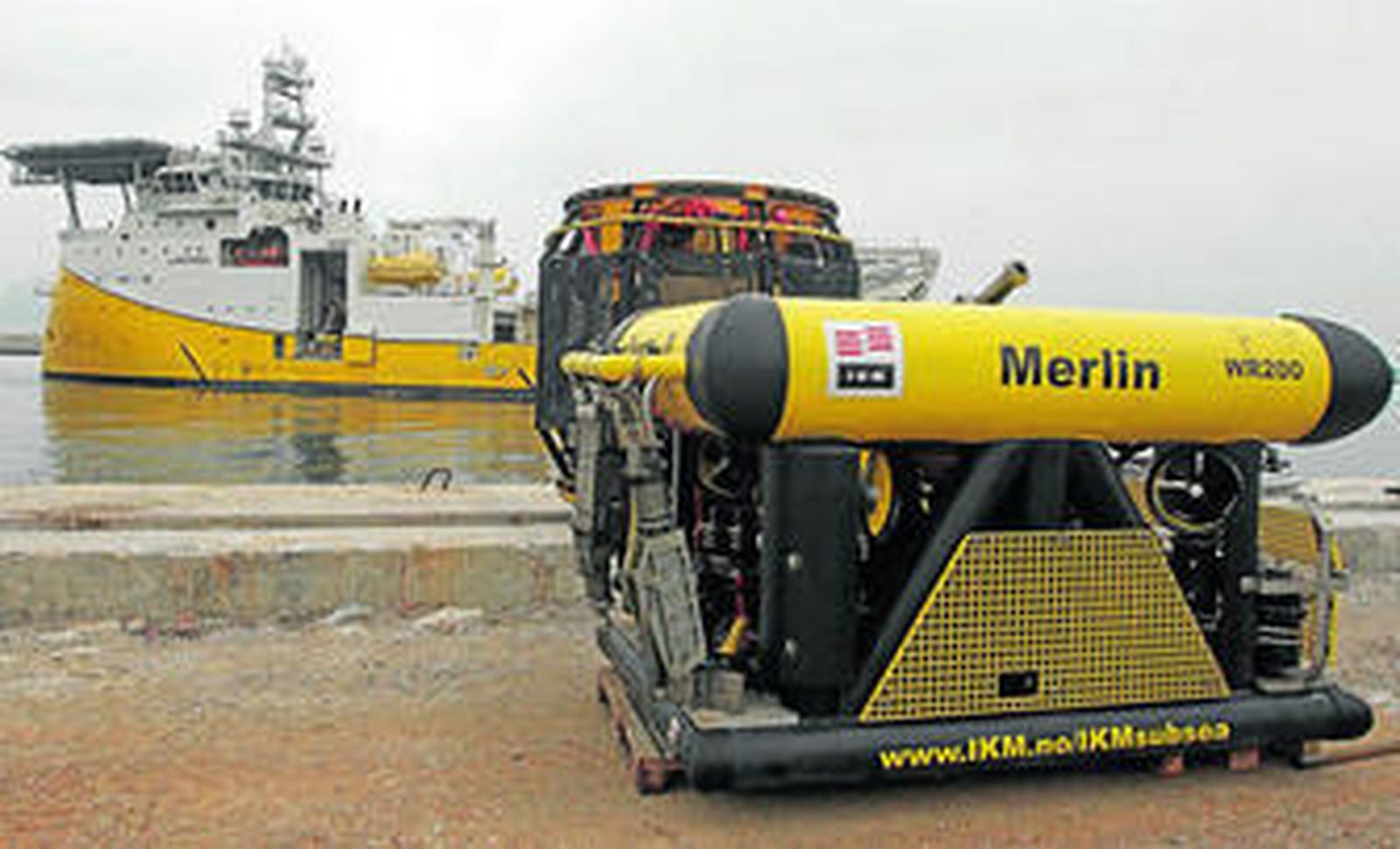 El ROV sustituido reposa en el muelle Este de Isla Verde Exterior del puerto de Algeciras, mientras el 'Larissa' maniobra.