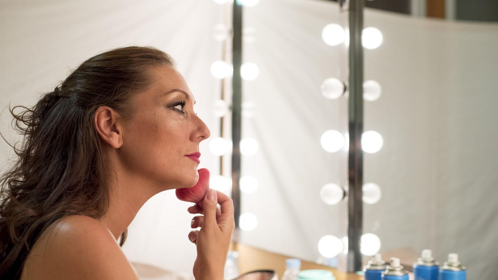 La cantaora granadina se prepara para el espectáculo en su camerina.