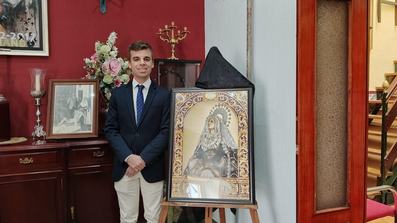 El autor del cartel del Vía Crucis que presidirán los titulares de la Caridad en San Fernando, José Luis Conde, junto a la obra.