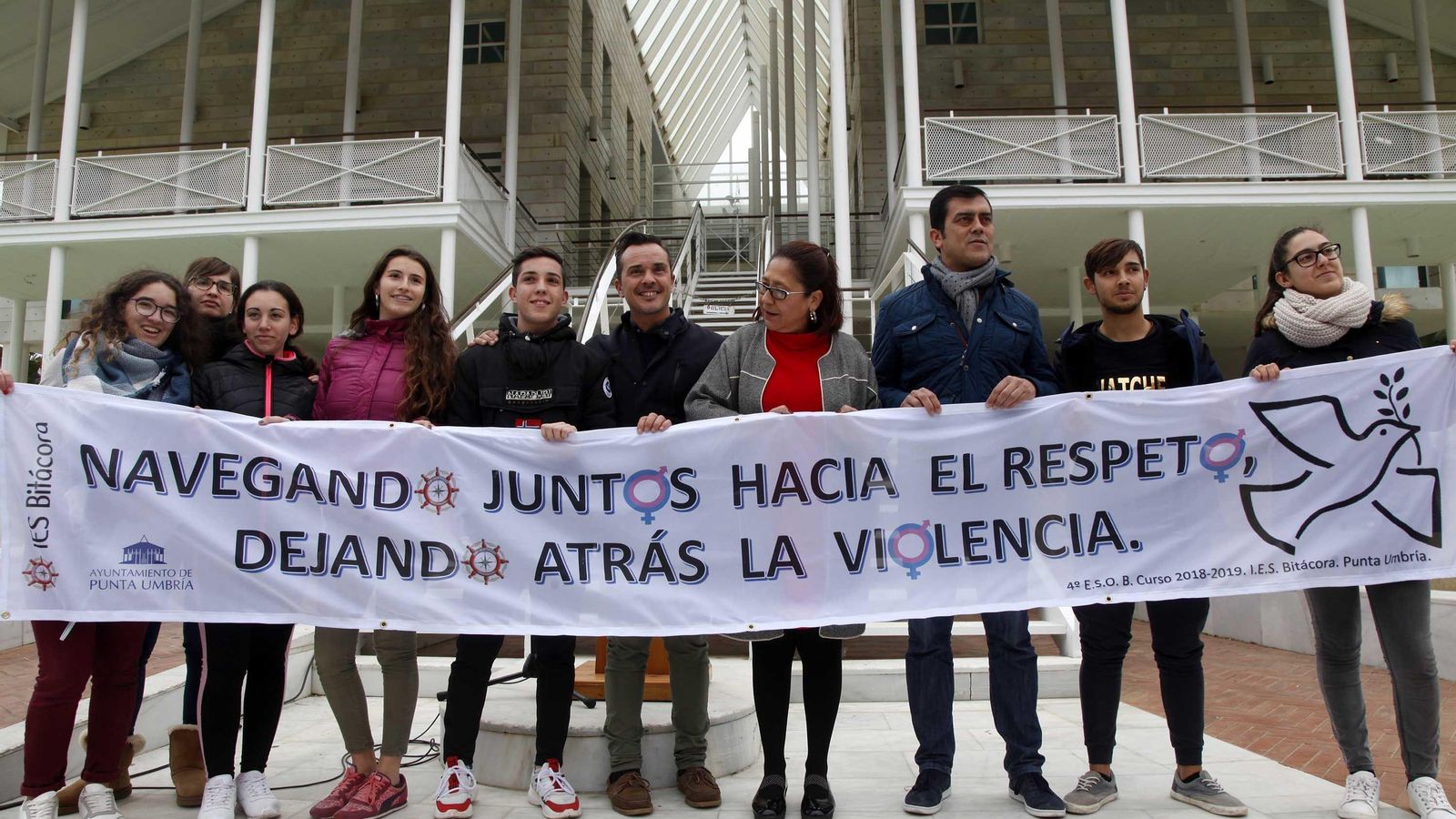 Los alumnos posan con una de las pancartas Los alumnos posan con una de las pancartas