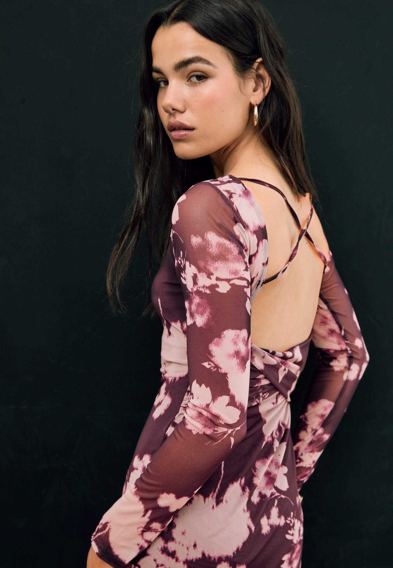 Vestido de tul con escote en la espalda