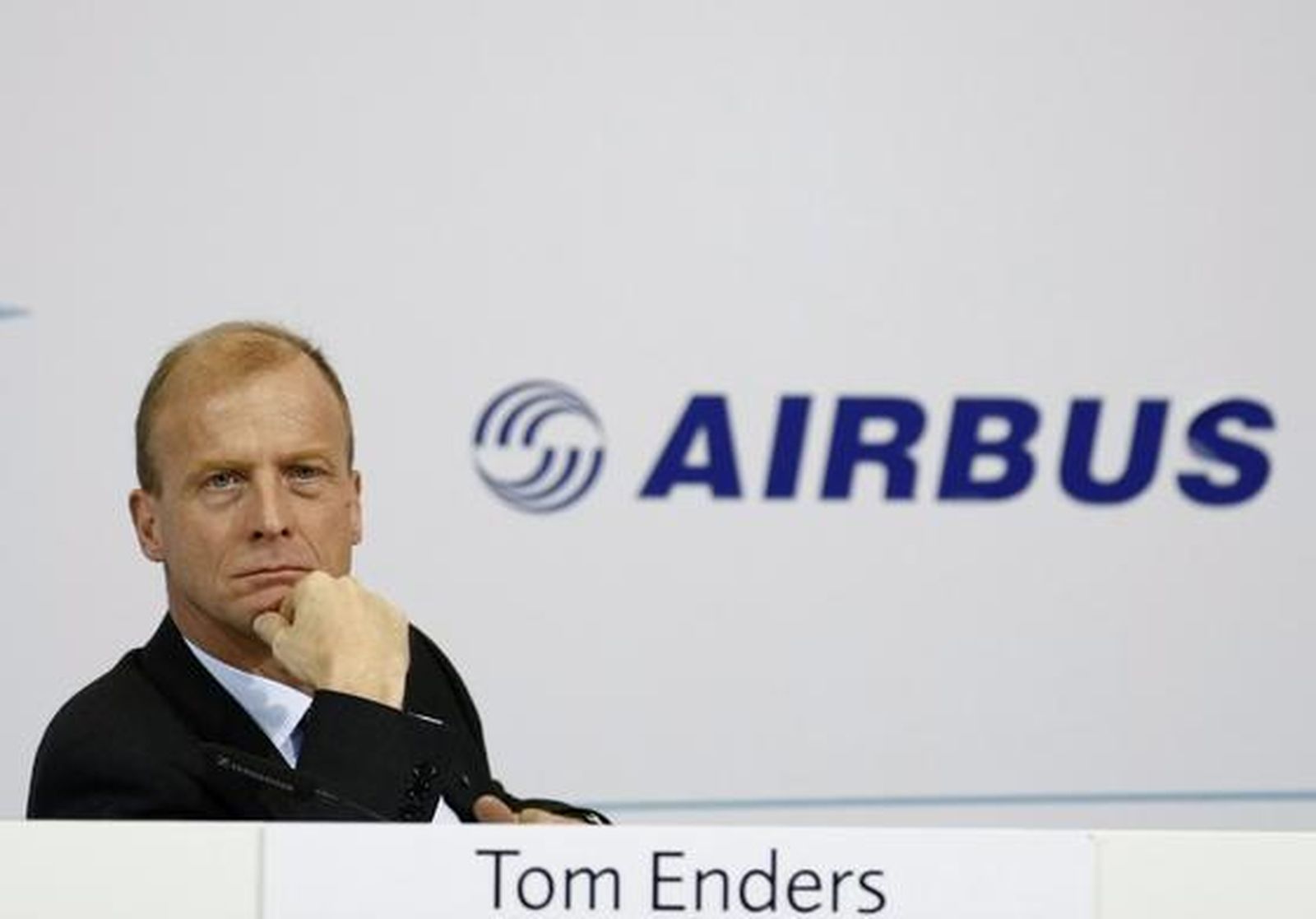 El presidente de EADS, Louis Gallois, acompañado del presidente de Airbus, Thomas Enders y el presidente de la división militar del fabricante europeo de aviones, Domingo Urena-Raso, ha fijado el 31 de enero de 2010 como fecha final para las negociaciones con los gobiernos europeos.

Foto: Agencias/ Jose Ángel García