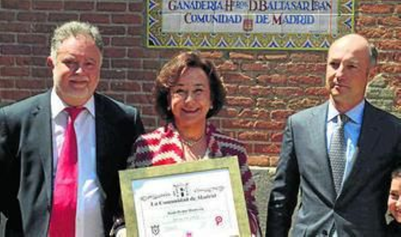 Teresa Morenés, junto a su hijo, Juan Pedro Domecq, con el galardón.