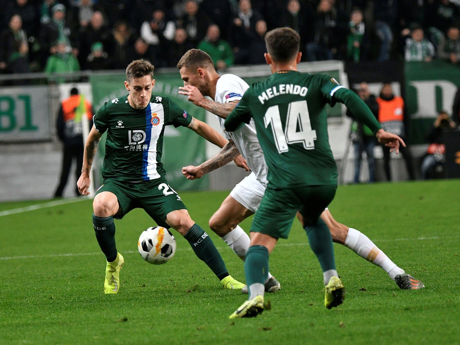 Pol Lozano (de frente) en un partido con el Espanyol