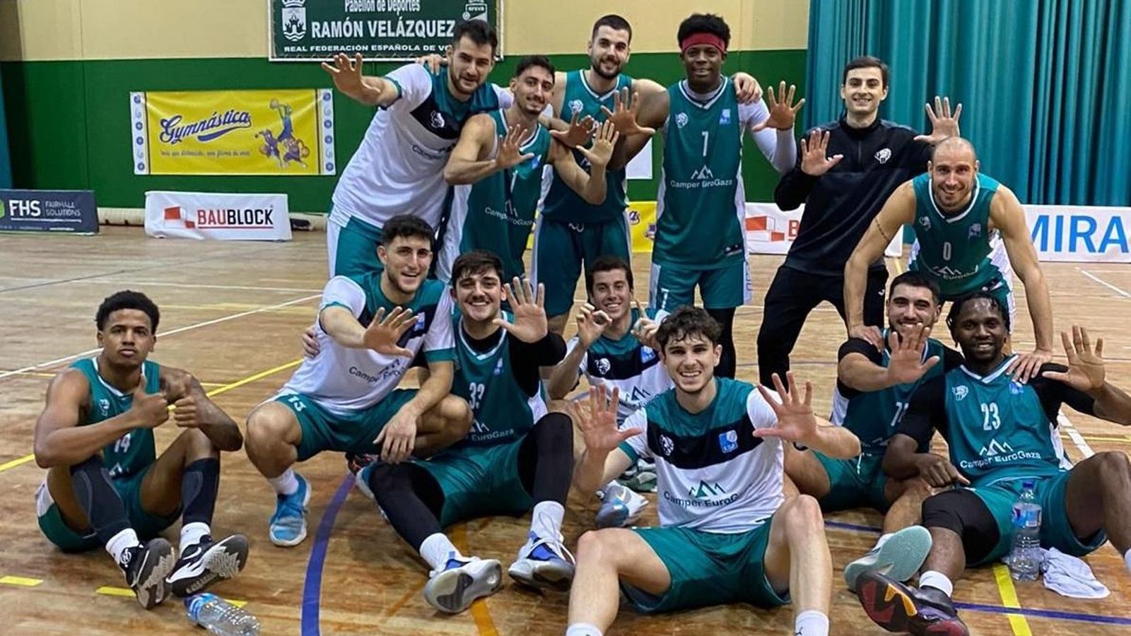 Los jugadores de UCB celebran su décimo triunfo ante el Gymnástica. Los jugadores de UCB celebran su décimo triunfo ante el Gymnástica.