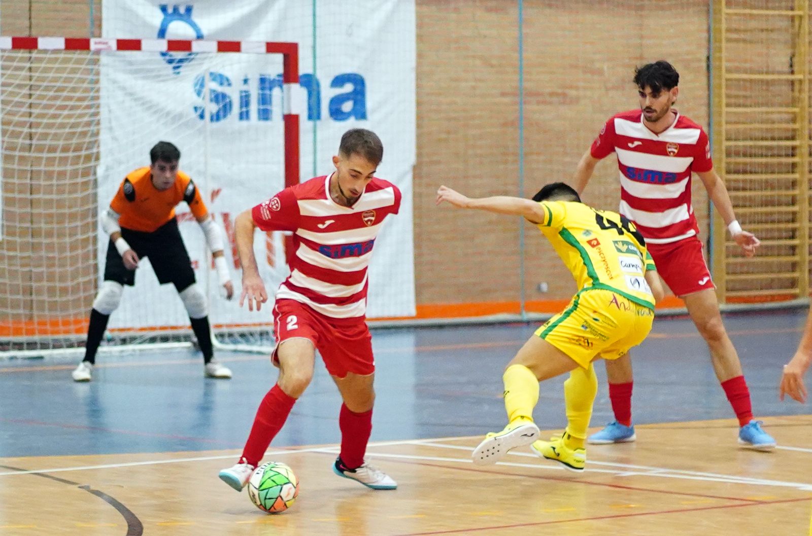 Momento del choque del Sima Granada ante el filial del Jaén.