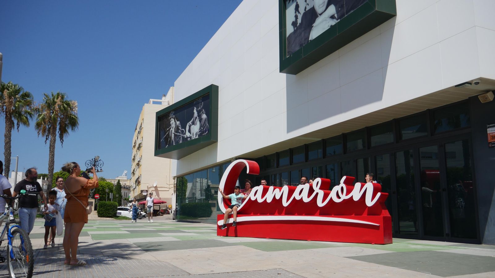 Un grupo de turistas se toma fotos junto a la fachada del Museo Camarón.