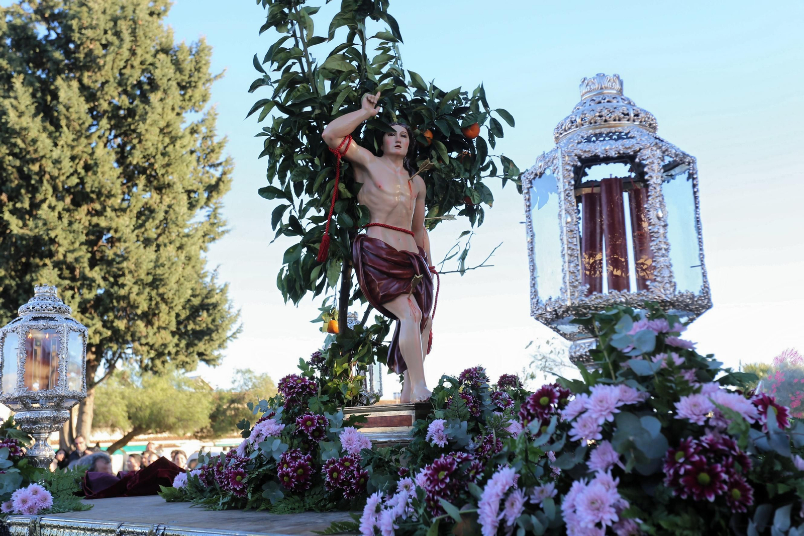 San Sebastián sale un año más en procesión.