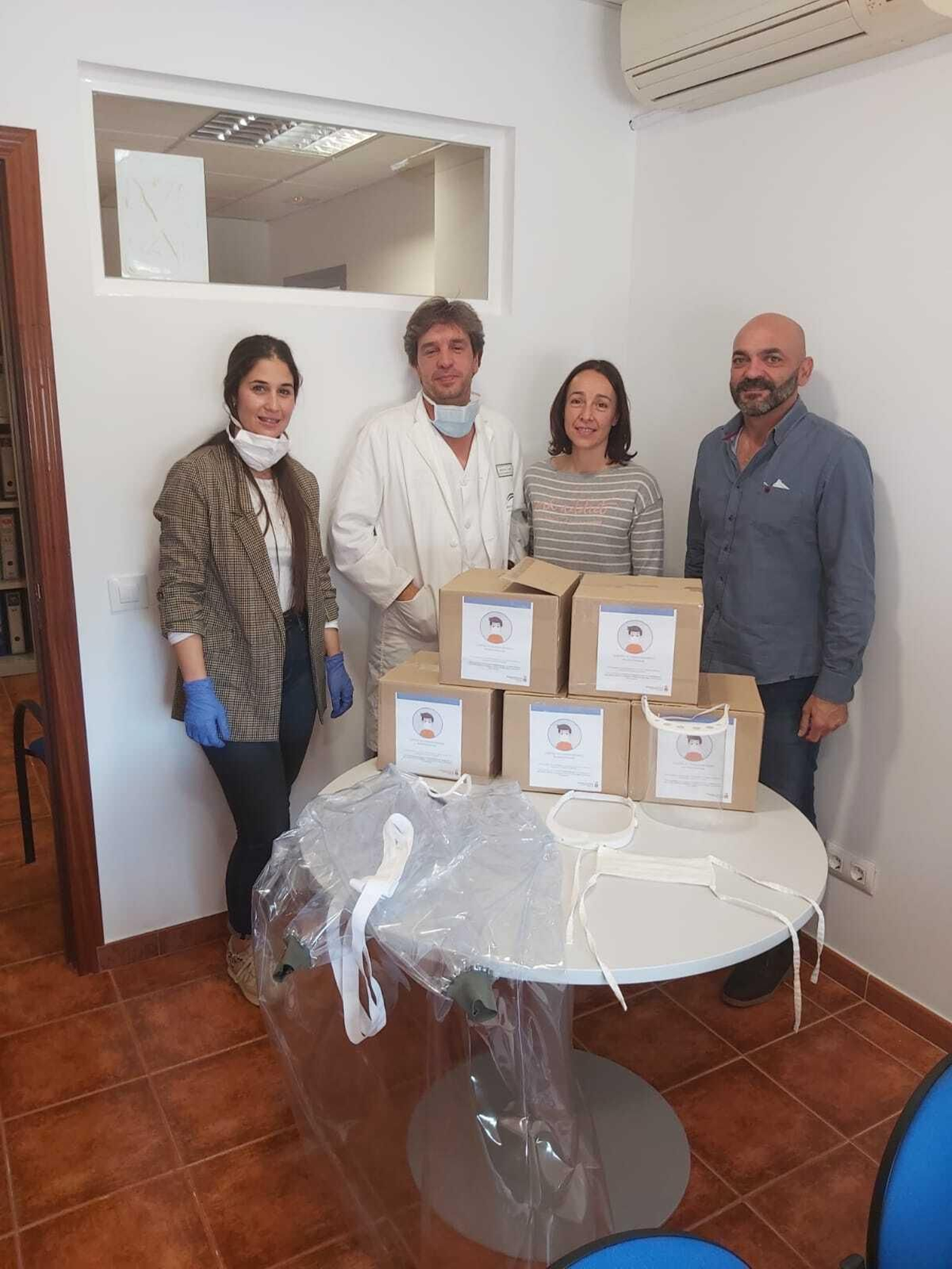 Un momento de la entrega por parte de Torrecera al hospital de Jerez. Un momento de la entrega por parte de Torrecera al hospital de Jerez.