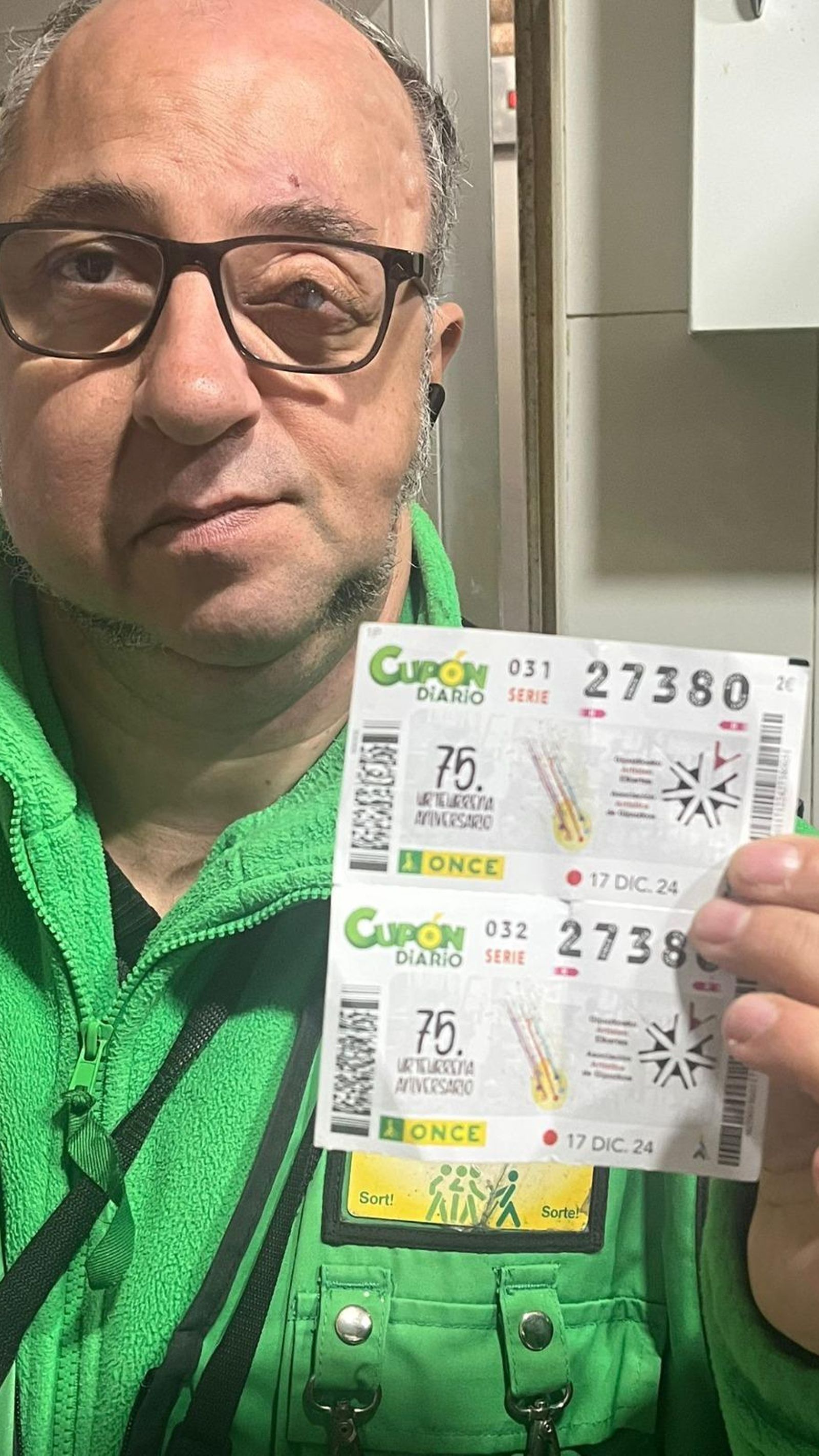 El vendedor Rafa Morales con los billetes premiados en el Cupón Diario del 17 de diciembre