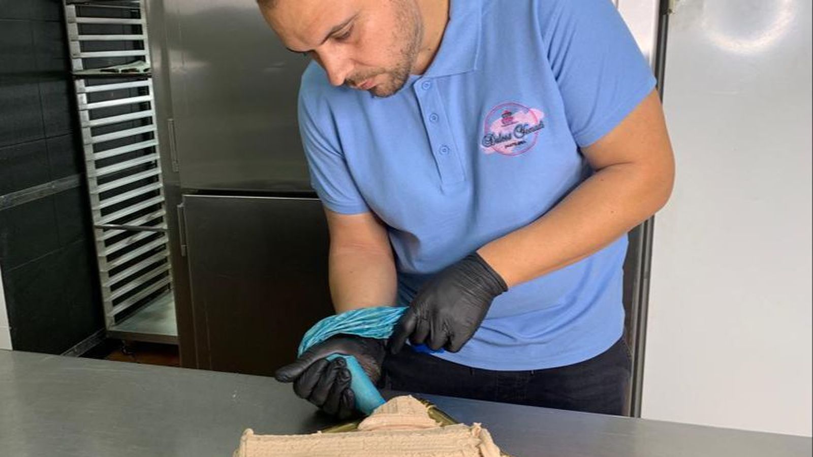 Javier Guerrero durante la elaboración de un tronco de Navidad