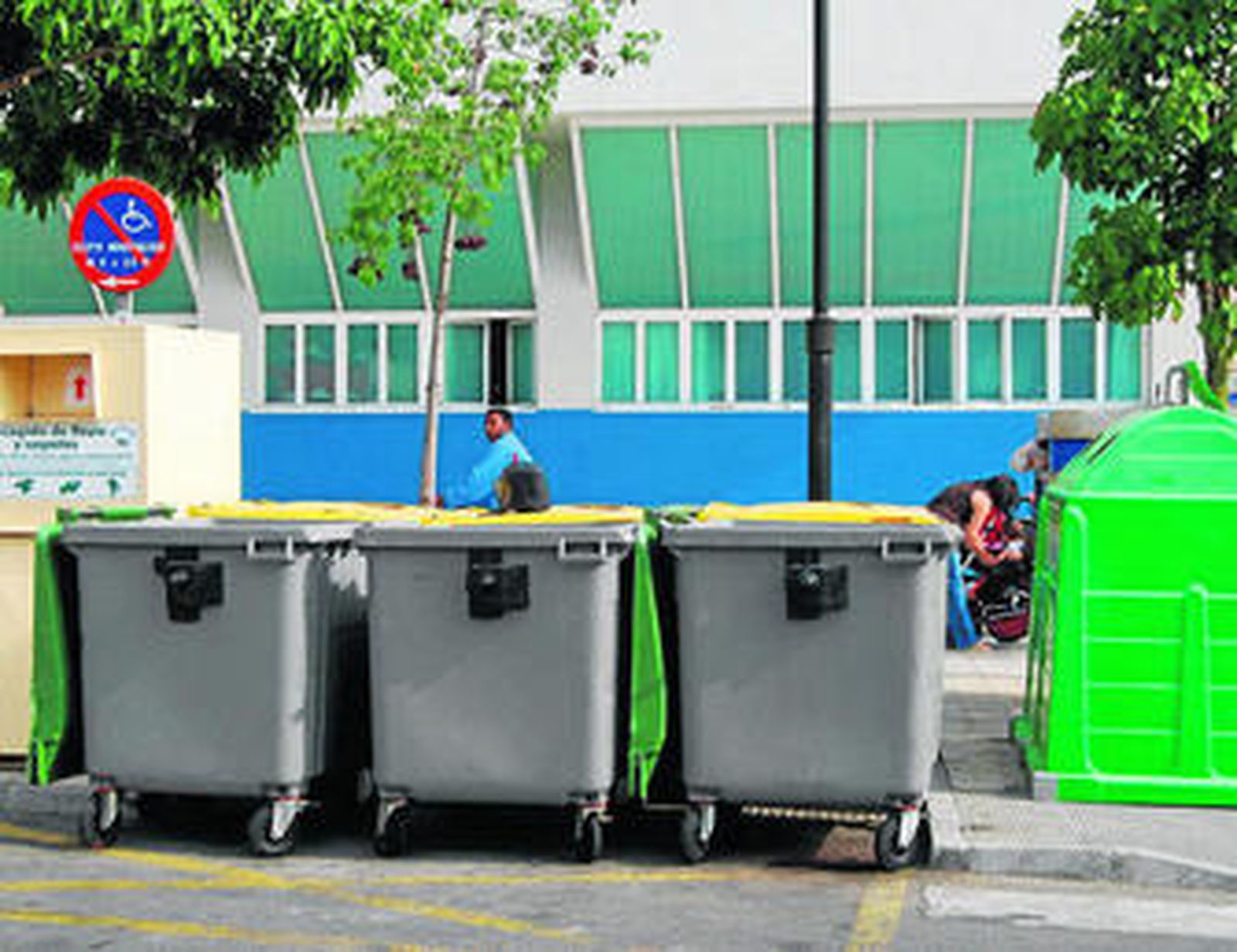 Contenedores de basura en una calle de Mijas.