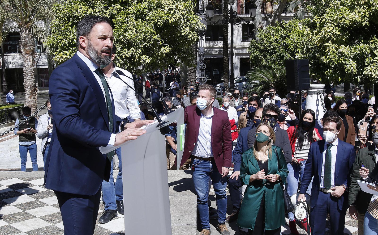 El presidente de Vox, Santiago Abascal, en la rueda de prensa en la Plaza Nueva de Sevilla.