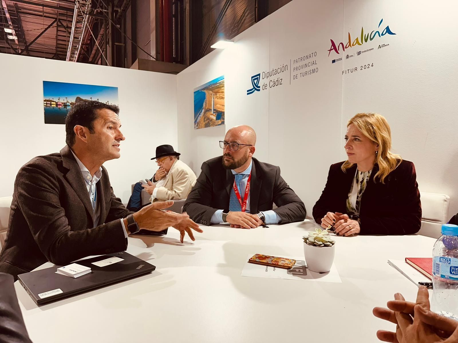 Un momento de la reunión de la presidenta de Diputación con un representante de Finnair.