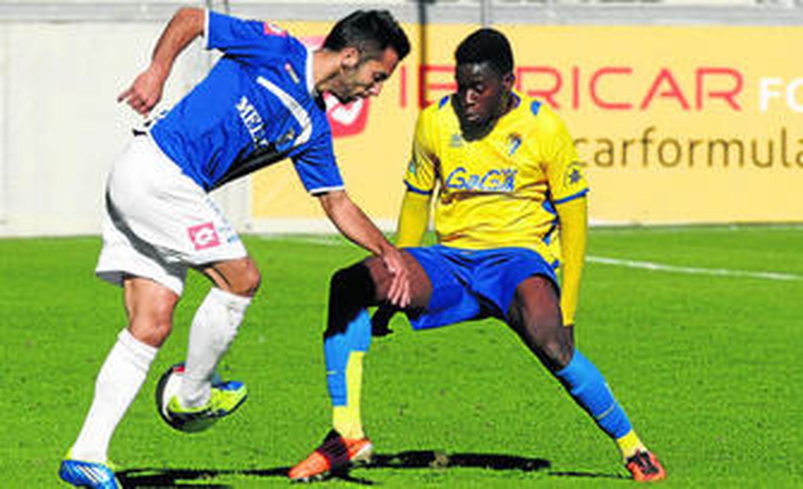 Velasco (i) encara a Moke en una jugada que tuvo lugar en el encuentro de la primera vuelta.