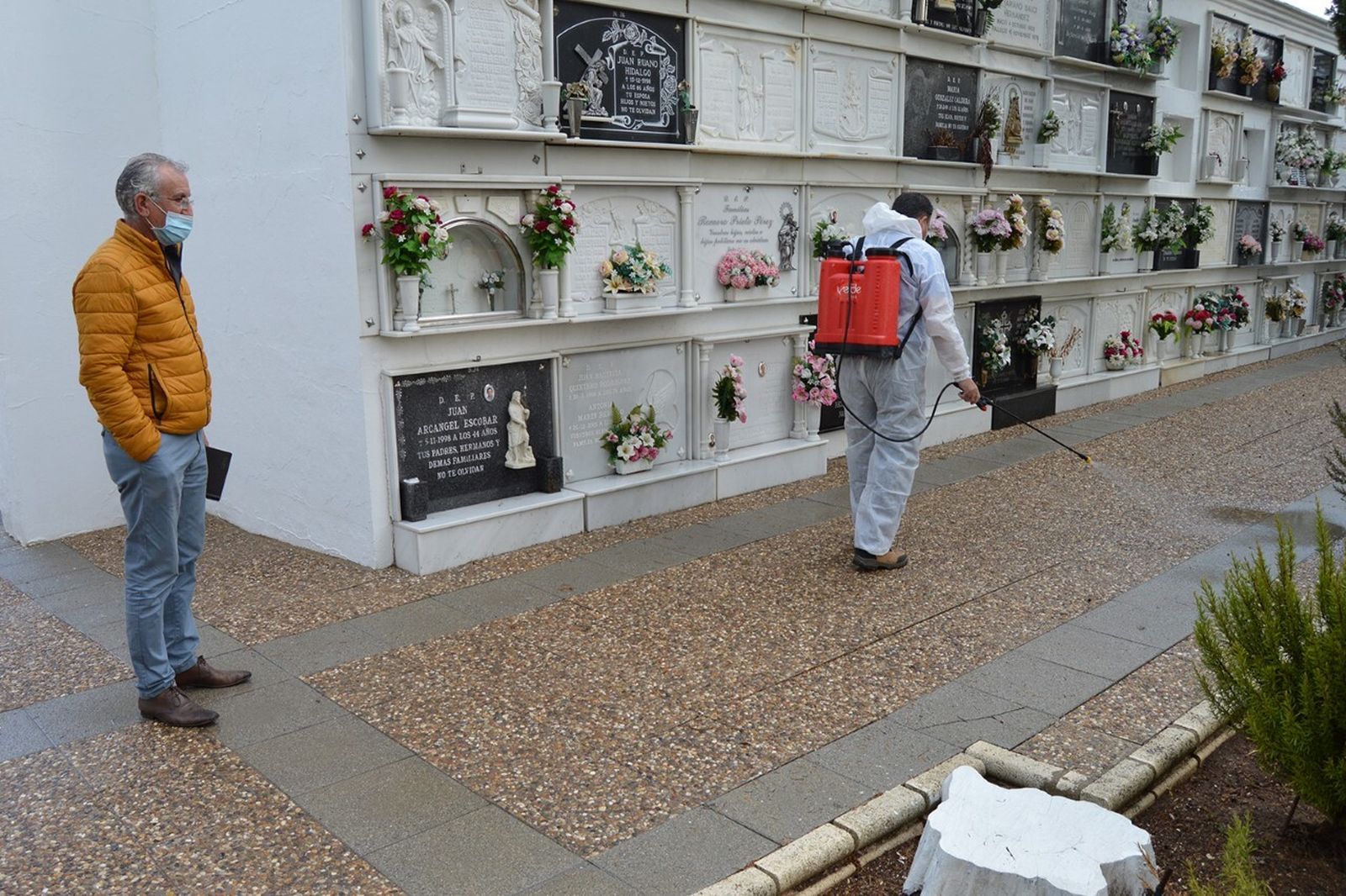 Los trabajos de desinfección en el Cementerio ya se están llevando a cabo.
