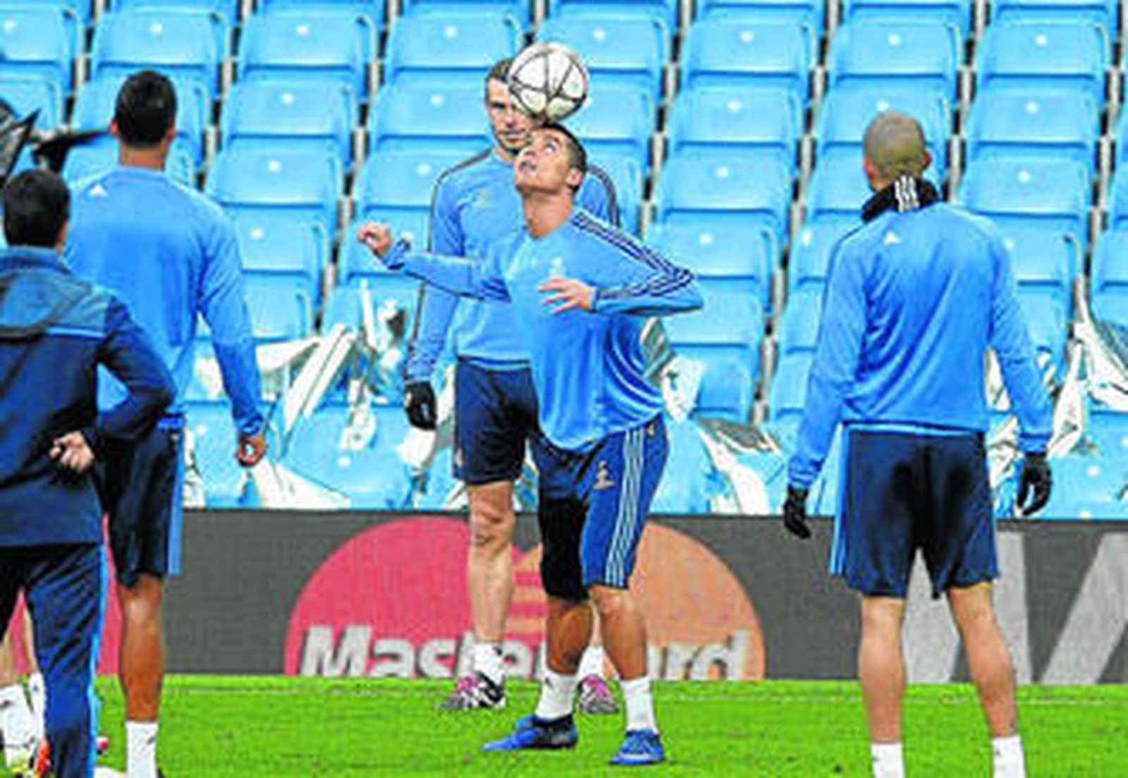 Cristiano Ronaldo se ejercita en el entrenamiento de ayer en el Etihad.