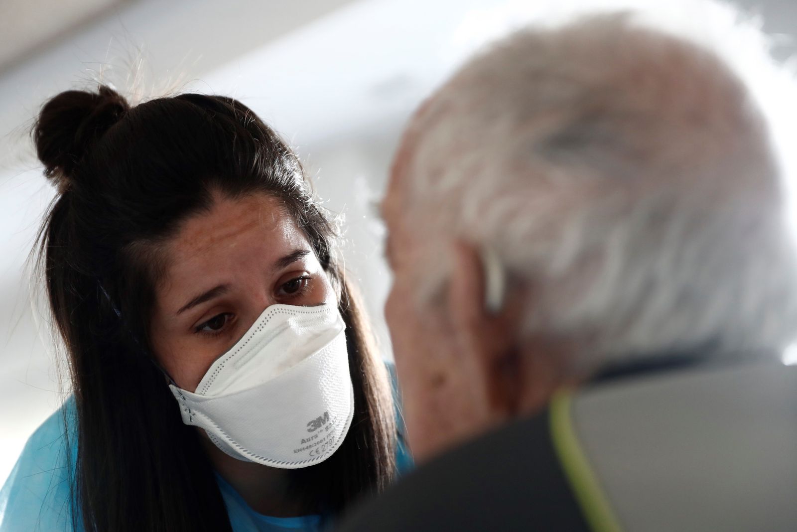 Una cuidadora atiende a uno de los ancianos alojados en una residencia de Madrid.
