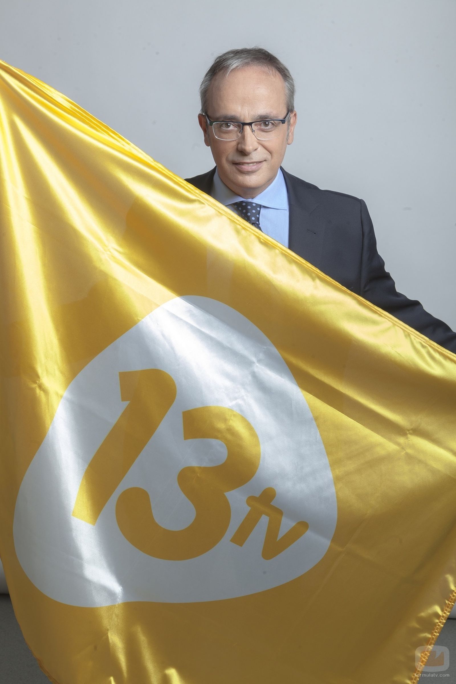 Alfredo Urdaci con una banderola de 13 TV