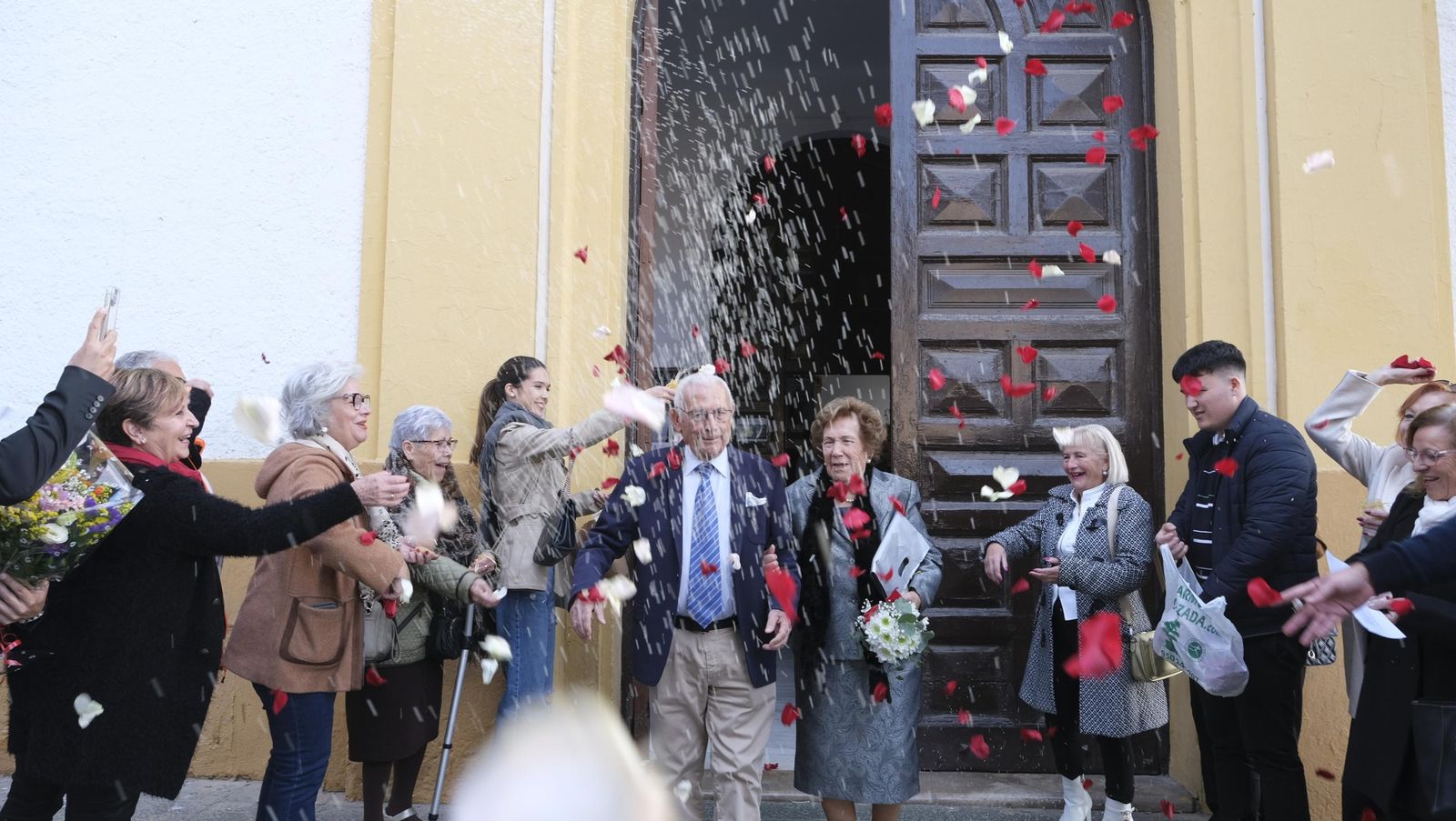 Brindis por 75 años de amor de Carmen y Roque, en imágenes
