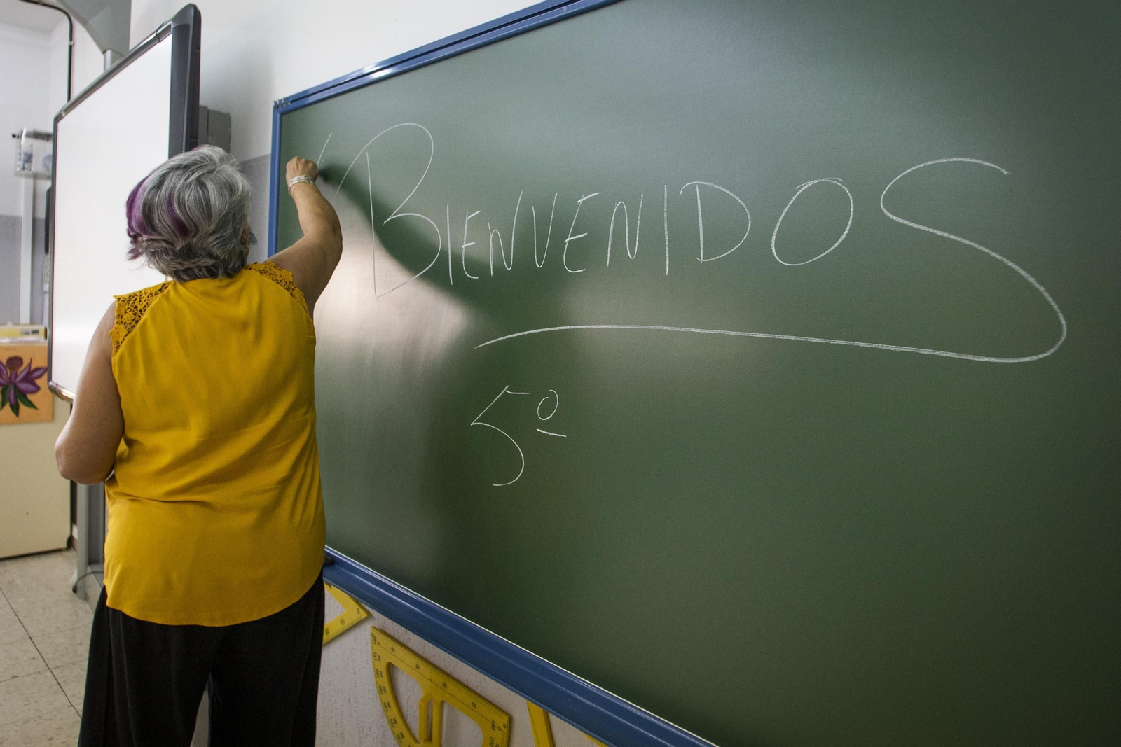Imagen de archivo de una docente en clase.