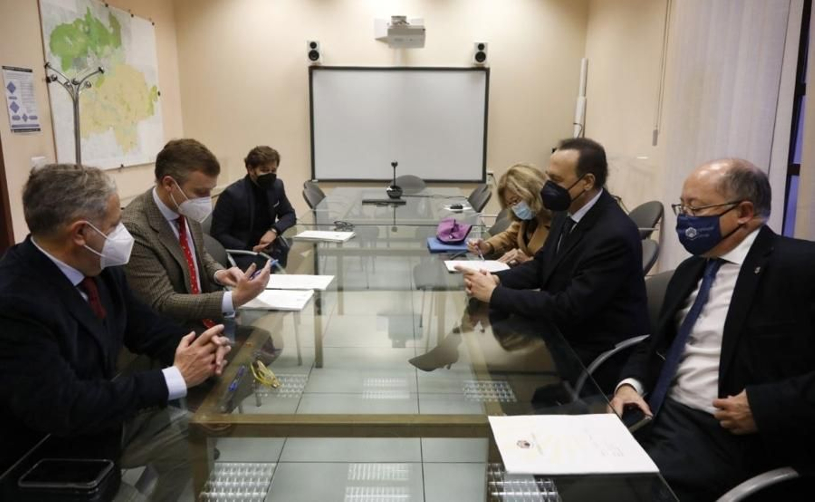 Un momento de la firma de escrituras para la cesión a la UCO de la parcela del Plan Renfe.