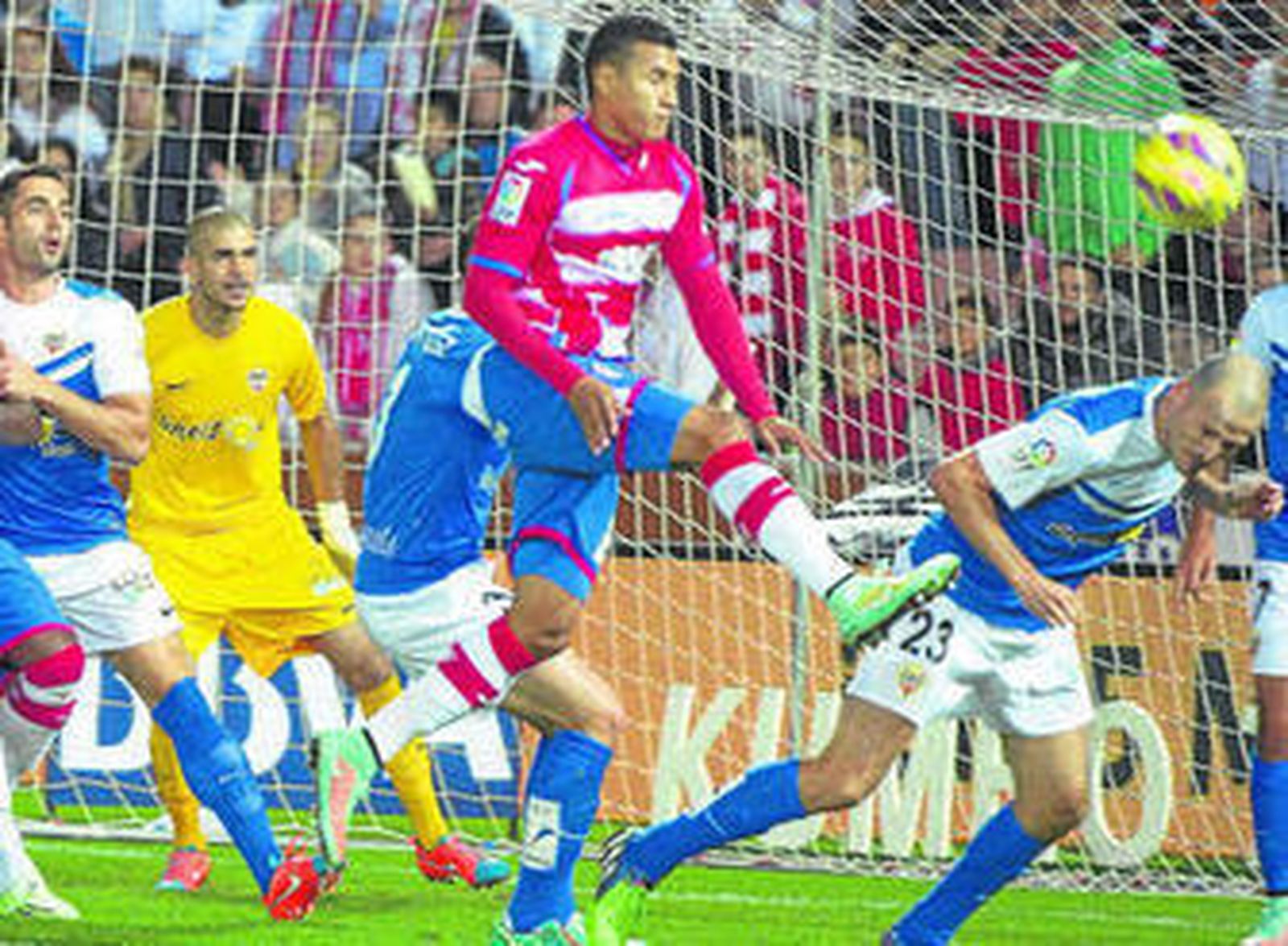 Jeison Murillo, en el centro de la imagen, en una acción del partido del lunes que jugaron el Granada y el Almería.
