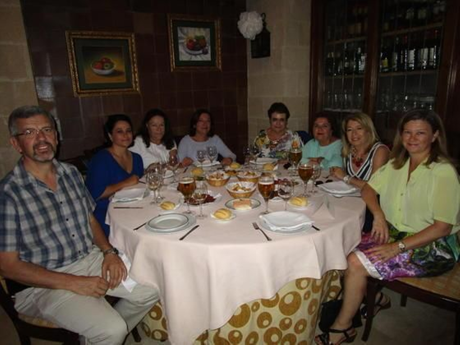 Luis Casas, María Ángeles Nondedeu, Isabel Bernardo, María Luisa Rodríguez, Conchi Sarmiento, Visitación Cerezo, Valle Reina y Miriam Luna.

Foto: Ignacio Casas de Ciria