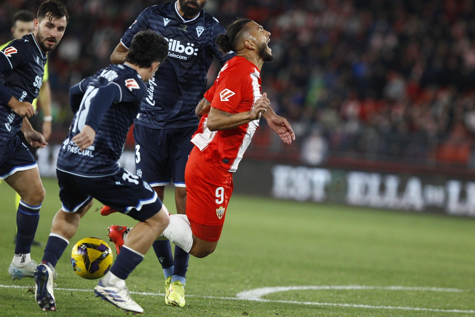 La U.D. Almería empata a uno contra el Cádiz y es campeón de invierno, en imágenes
