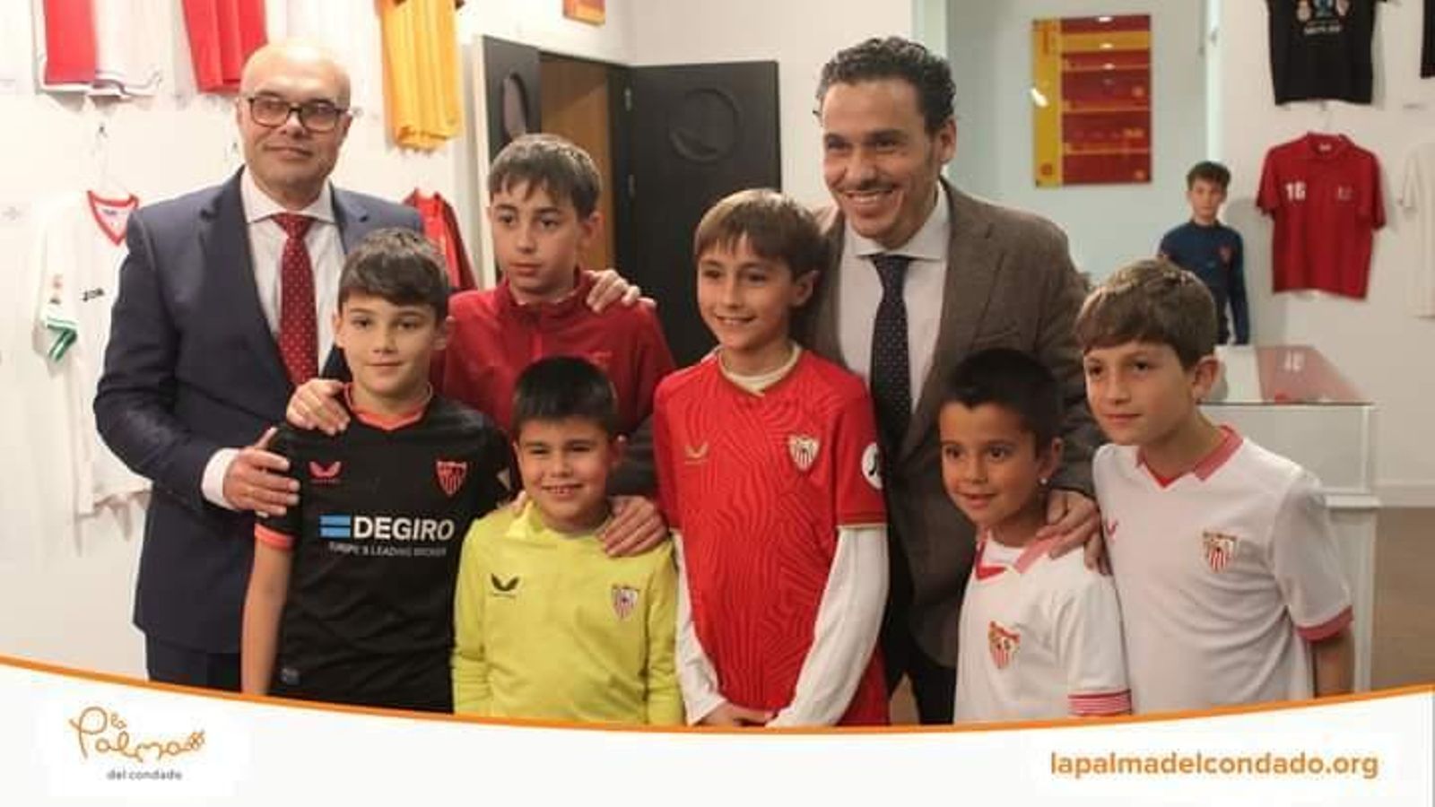 Juan Medrano y José María del Nido Carrasco posan con pequeños sevillistas palmerinos.