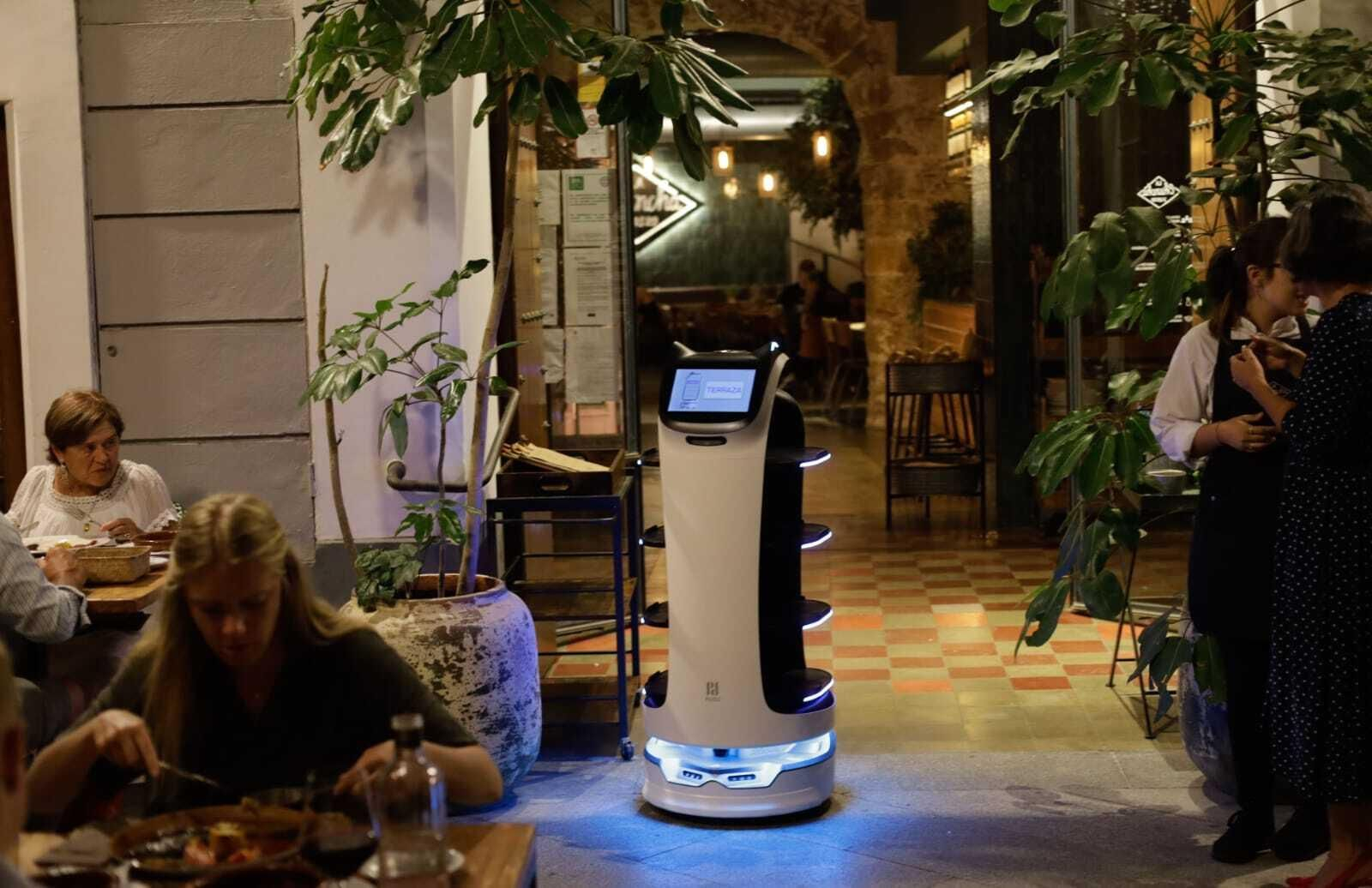 Así es el primer camarero robot de Cádiz