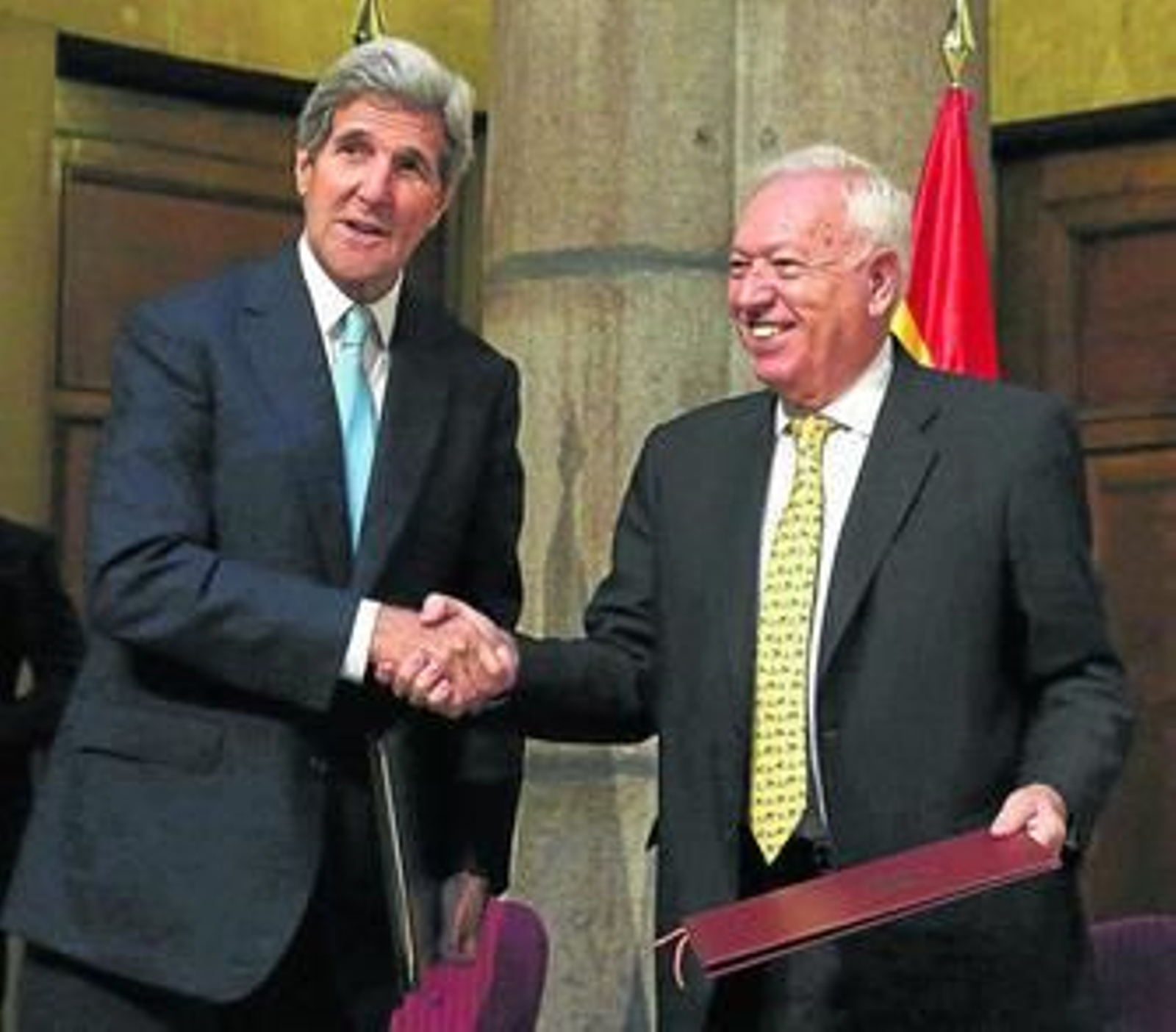 Baño en la playa de Quitapellejos en Palomares de Fraga y Angier Biddle Duke.