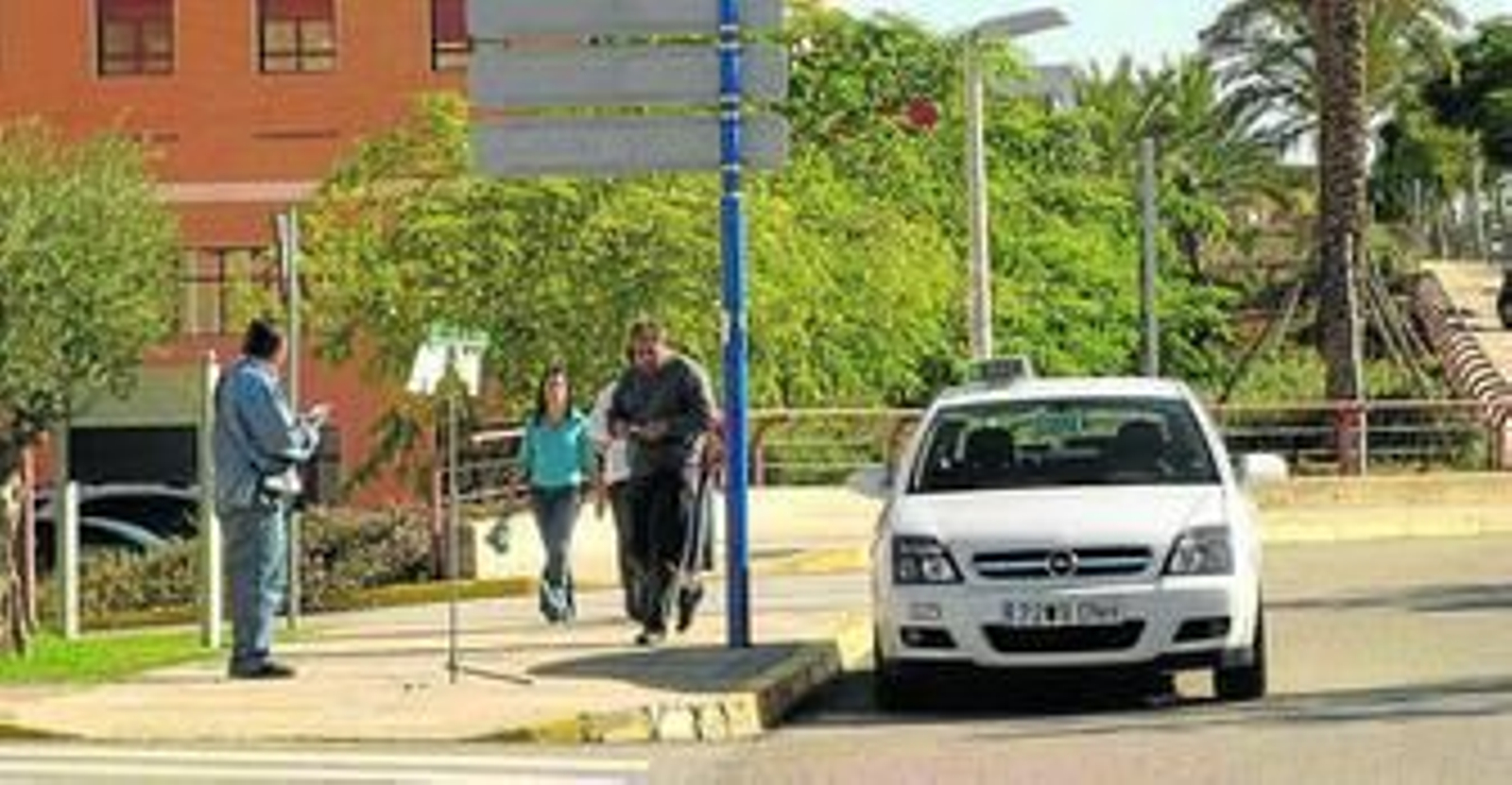 Un taxi ante el Hospital del Aljarafe, de carácter comarcal pero en el que sólo pueden recoger pasajeros taxis de Bormujos.