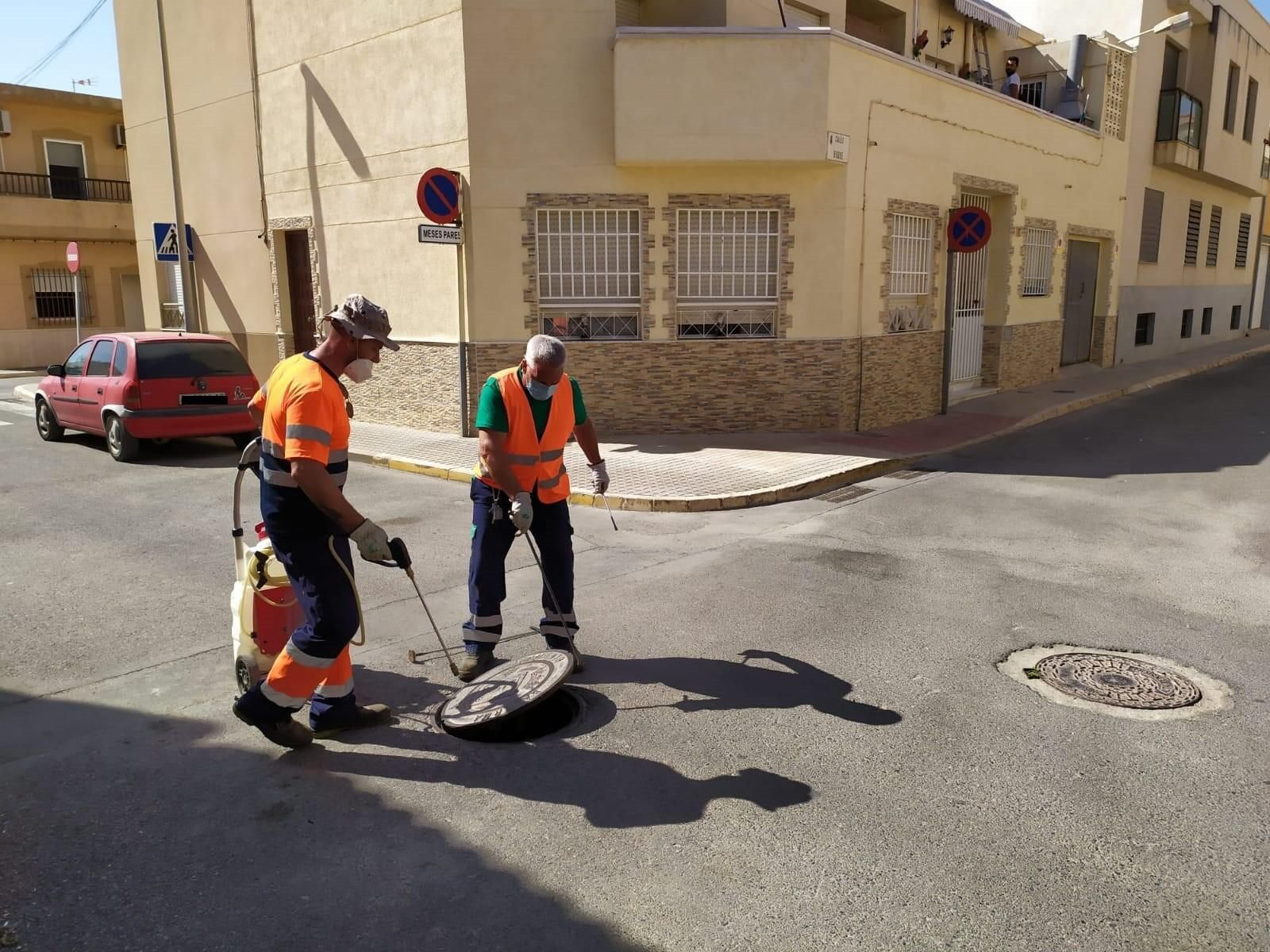 El Ejido lucha contra las plagas en su red de alcantarillado