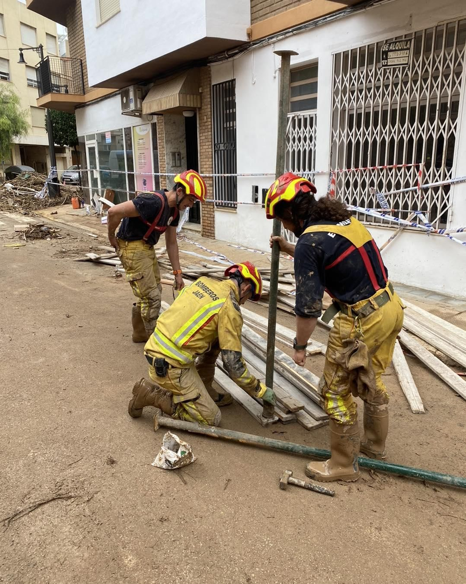 Bomberos de Jaén trabajando en Algemesí, una de las zonas afectadas por el paso de la DANA en Valencia