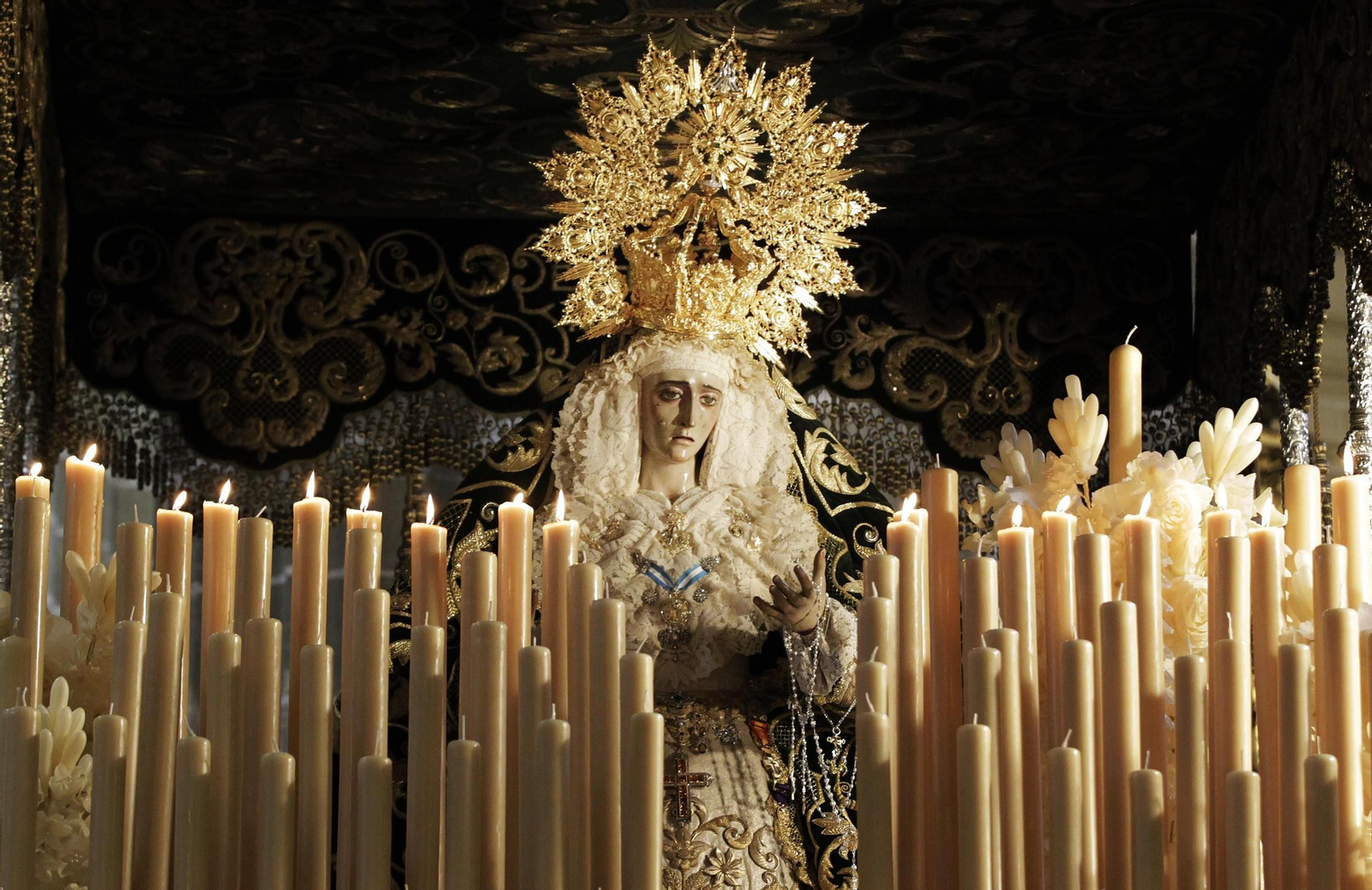 Nuestra Señora de la Esperanza de la Yedra en su paso de palio. Nuestra Señora de la Esperanza de la Yedra en su paso de palio.
