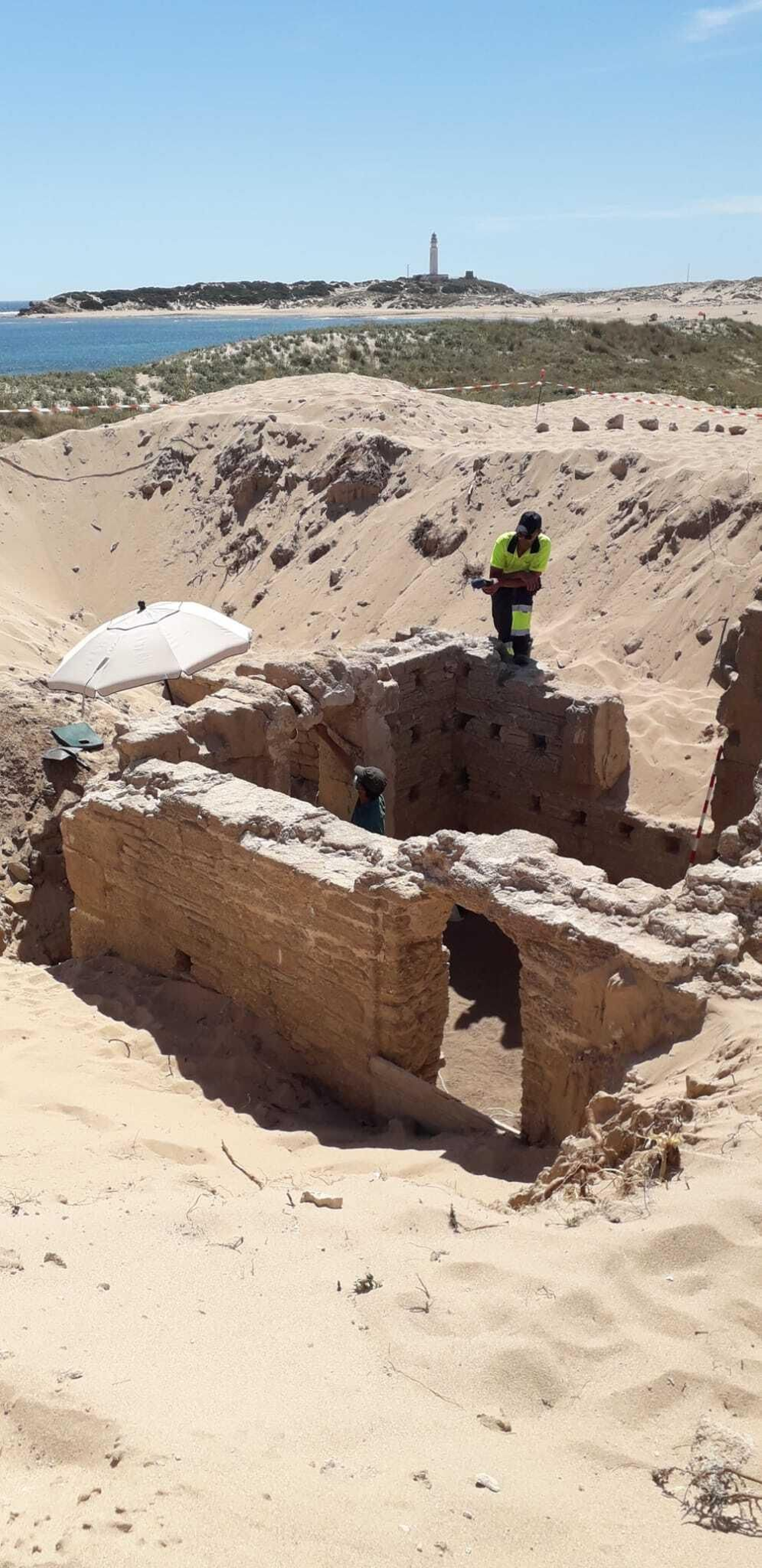 Excavación de las termas romanas en los Caños de Meca