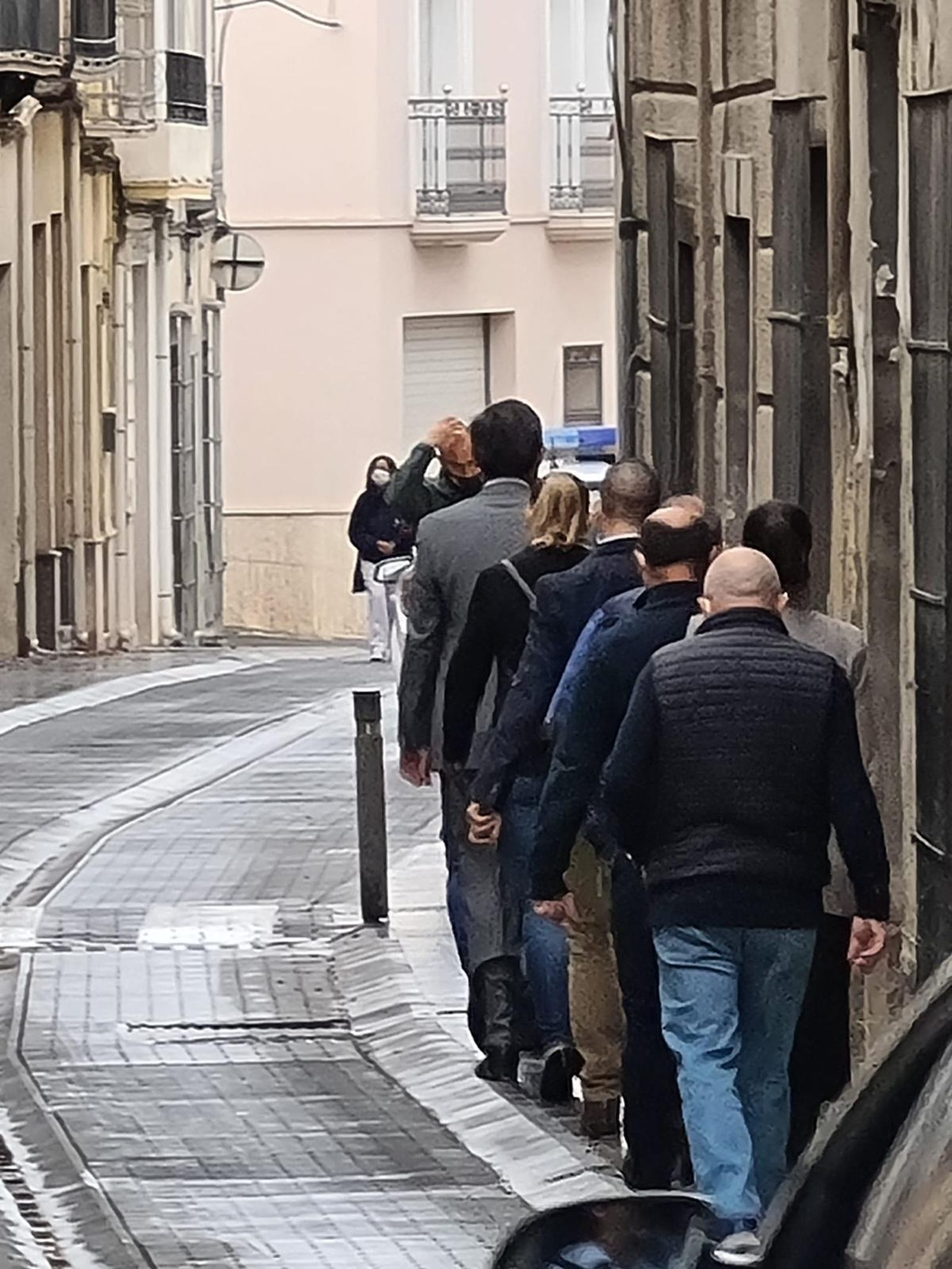 El alcalde de Adra, Manuel Cortés, entrando en el Juzgado de Berja.
