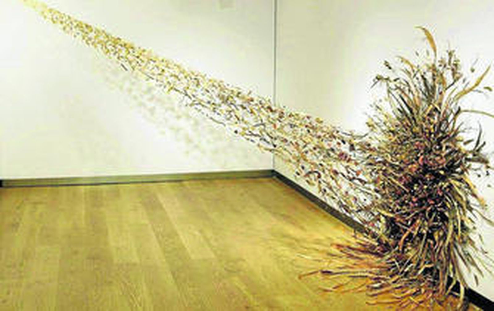 En 'Refugio', una de las obras que recoge la muestra, Lola Guerrero evoca la memoria de la naturaleza como espacio de acogida.