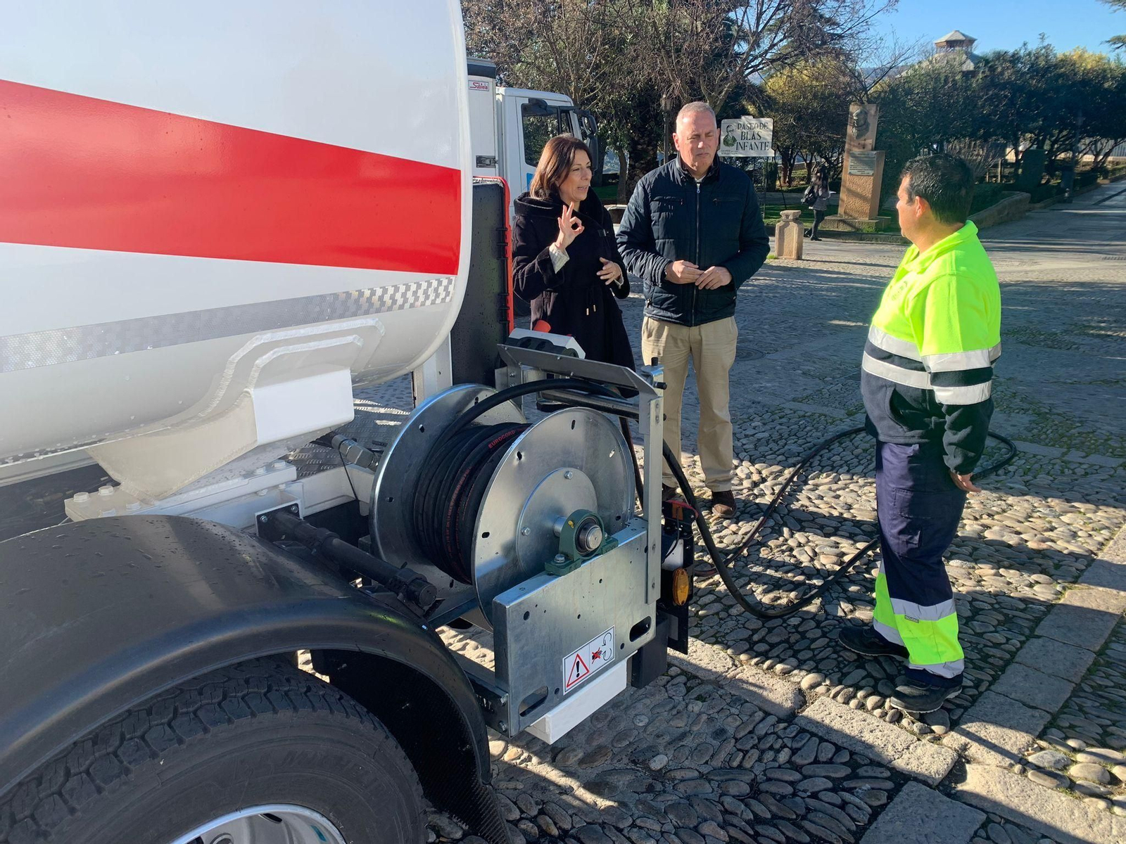 La alcaldesa y el consejero delegado de Soliarsa junto al nuevo camión.