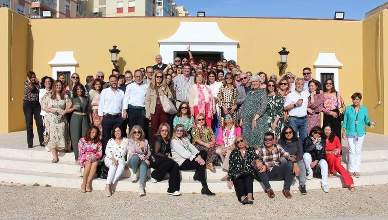 La homenajeada María del Carmen Iglesias, con el grupo de compañeros y familiares, durante la comida celebrada con motivo de su reciente jubilación.
