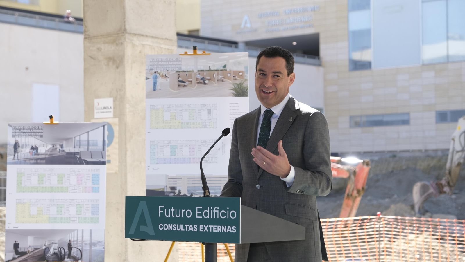 Juanma Moreno en el Hospital de Torrecárdenas.