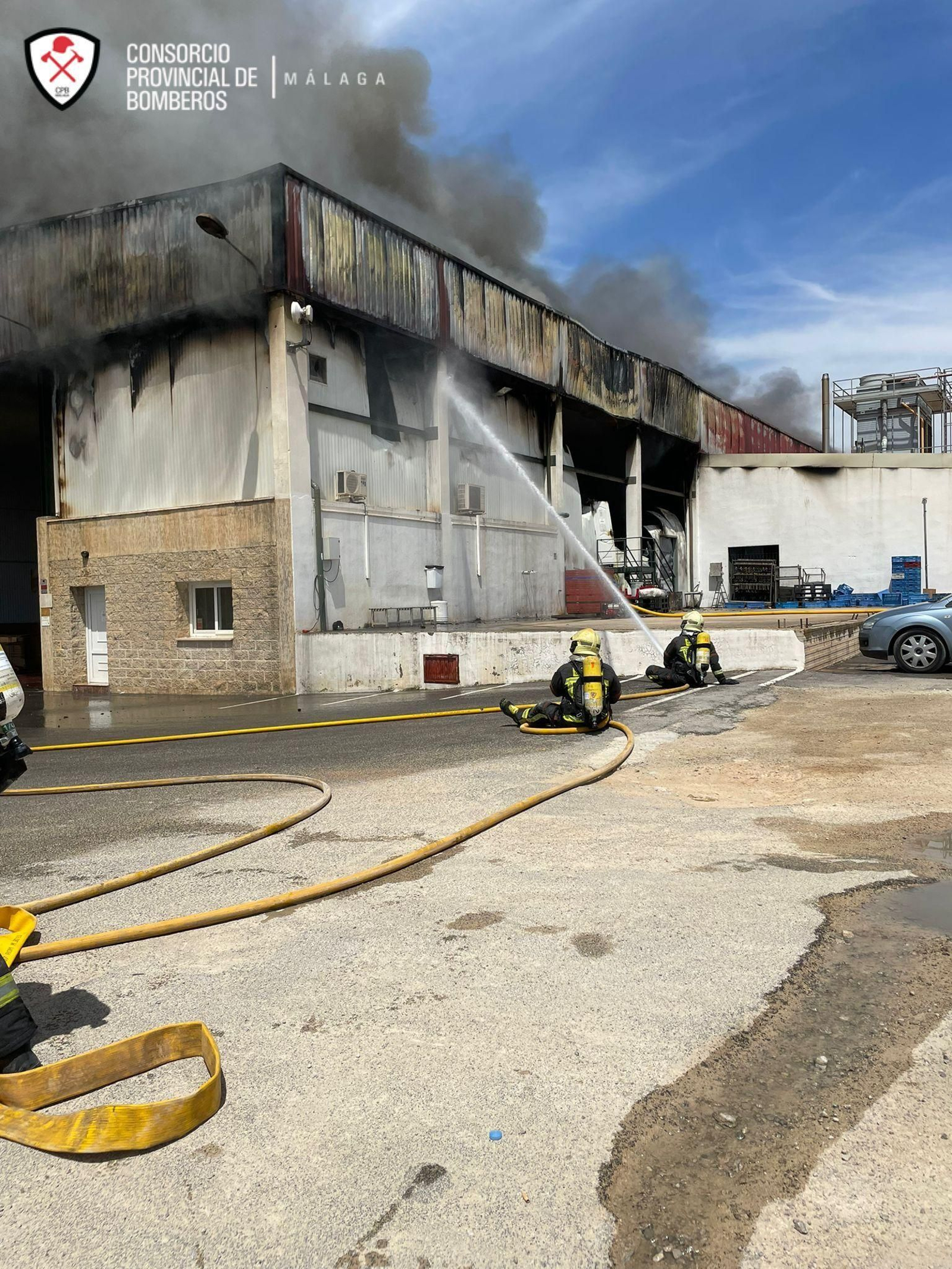 Las fotos del incendio en una nave de productos cárnicos en Humilladero