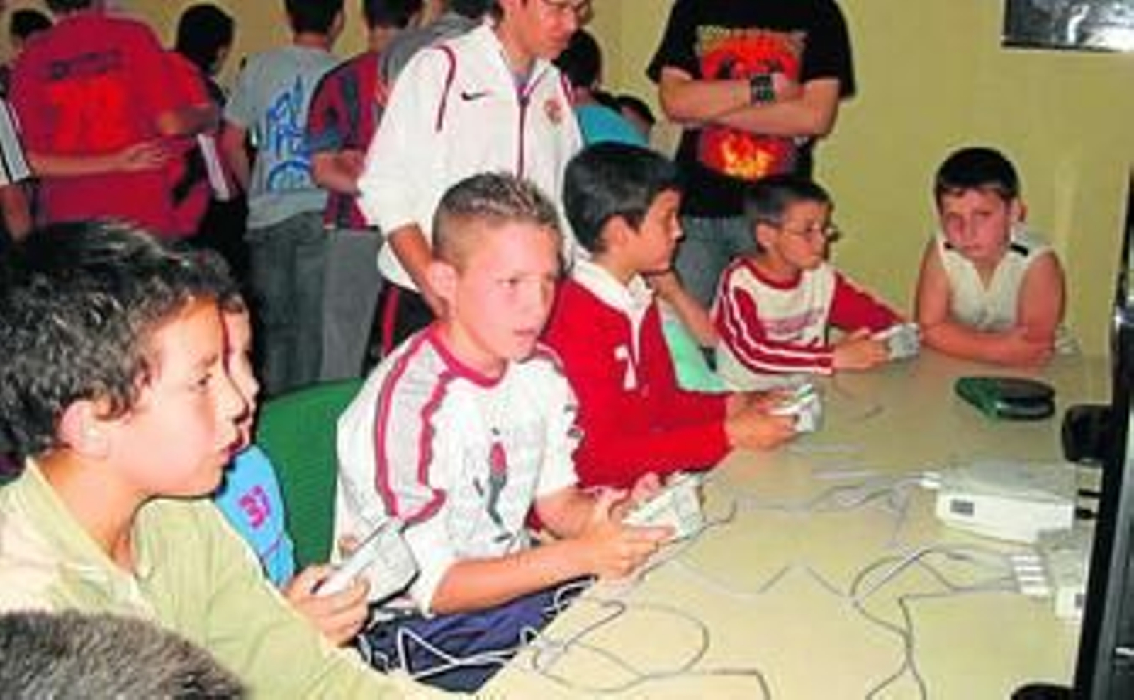 Un grupo de niños con videojuegos