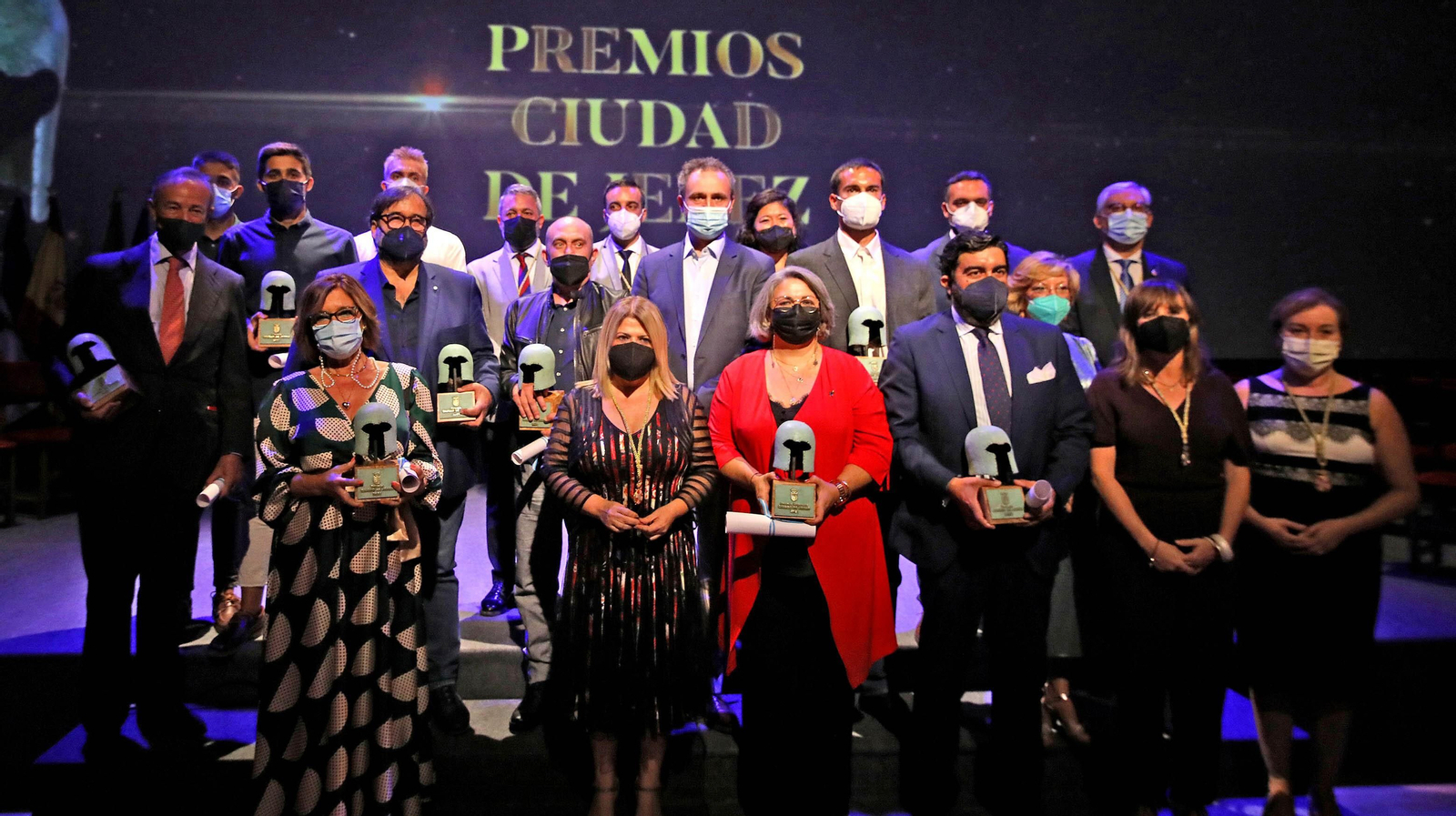 Los galardonados en esta edición de los premios Ciudad de Jerez con la alcaldesa y ediles del gobierno. Los galardonados en esta edición de los premios Ciudad de Jerez con la alcaldesa y ediles del gobierno.