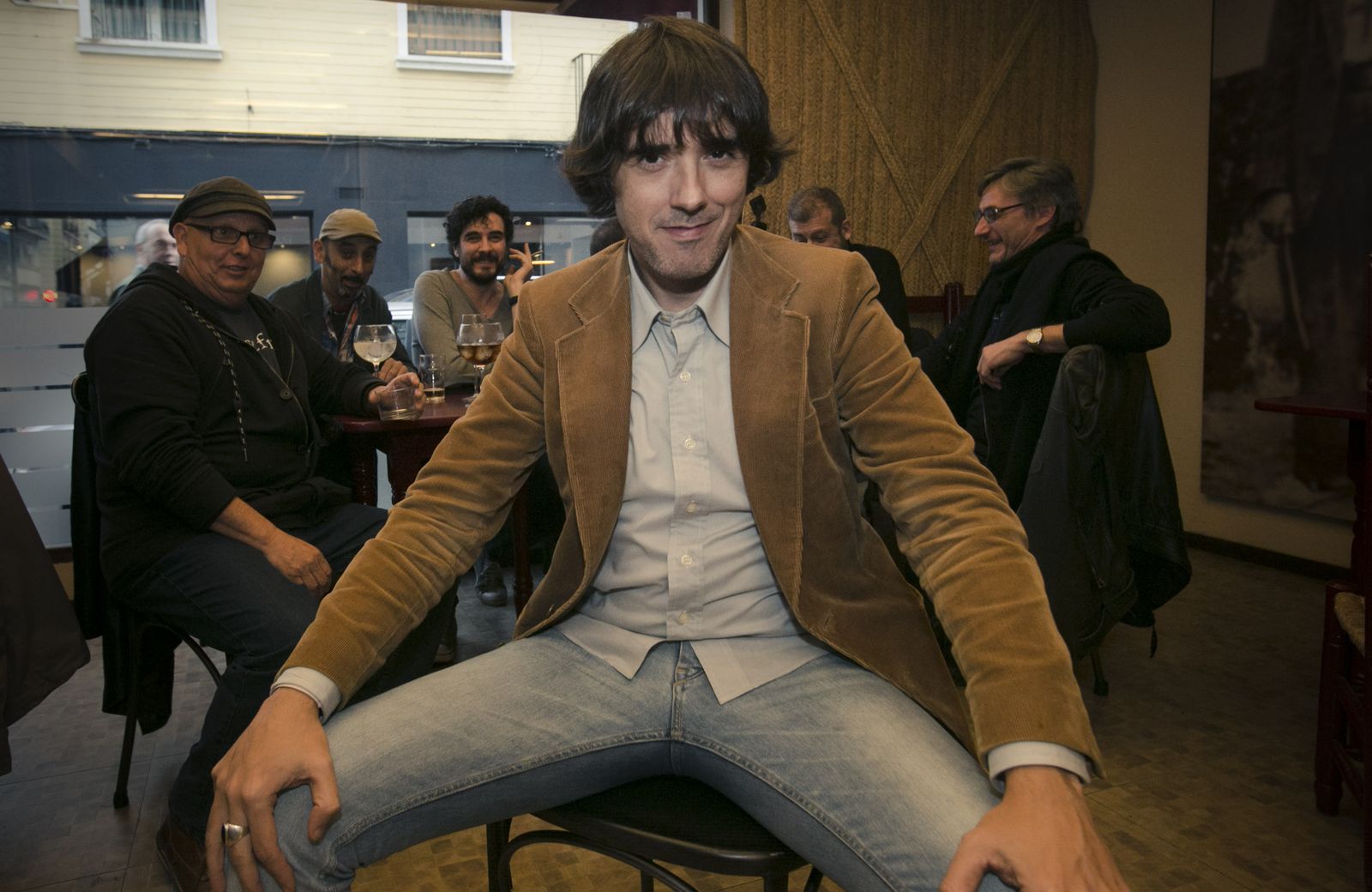 Detrás de Guillermo Rayo, izquierda a derecha, José Mª Sagrista, Rafa Cuevas, José Manuel Seda, Julio Fraga y José María Peña. Oculto, Alex O'Dogherty.