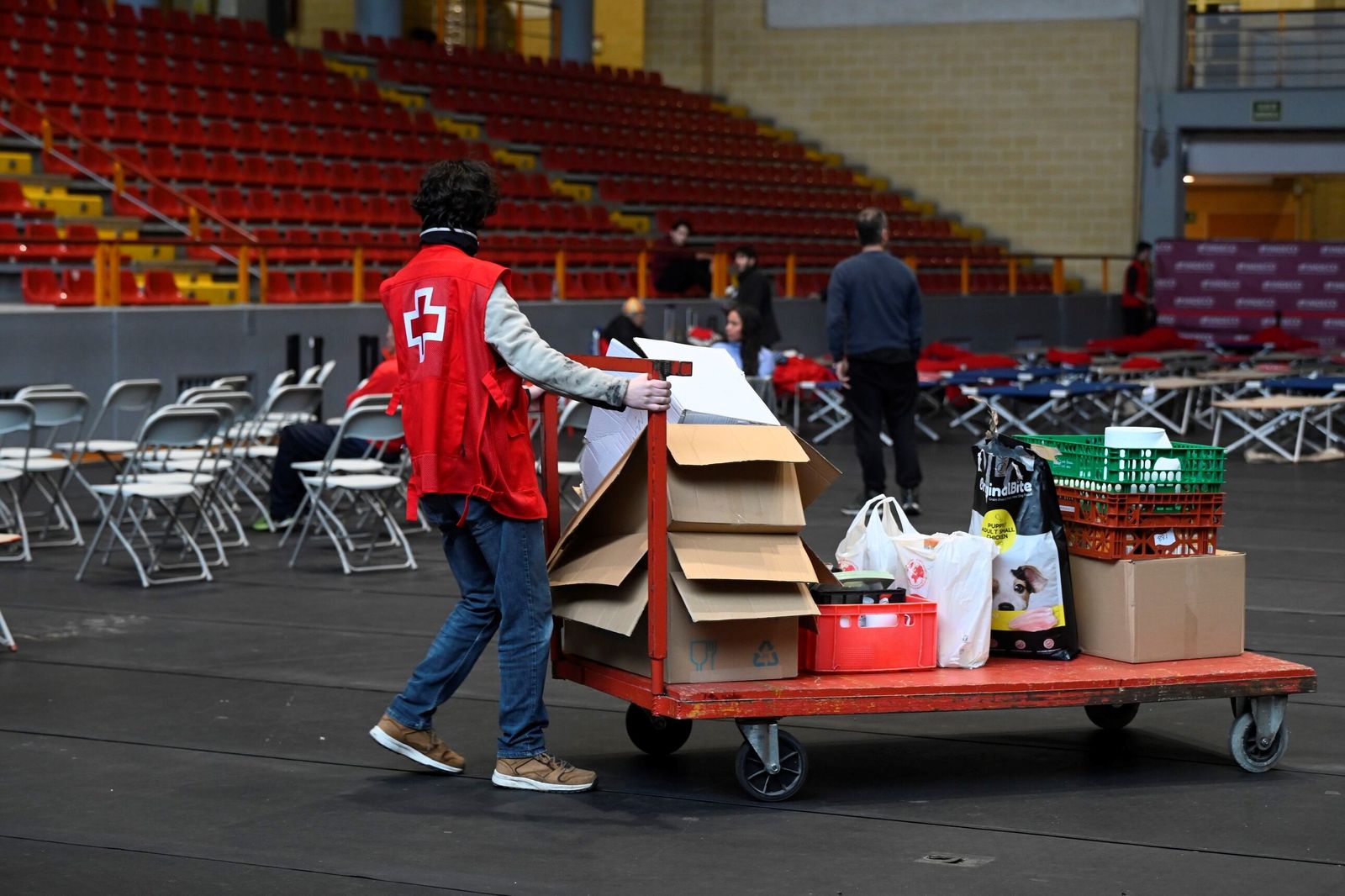 Decenas de desalojados de Córdoba por la crecida del Guadalquivir mantienen la incertidumbre desde Vista Alegre