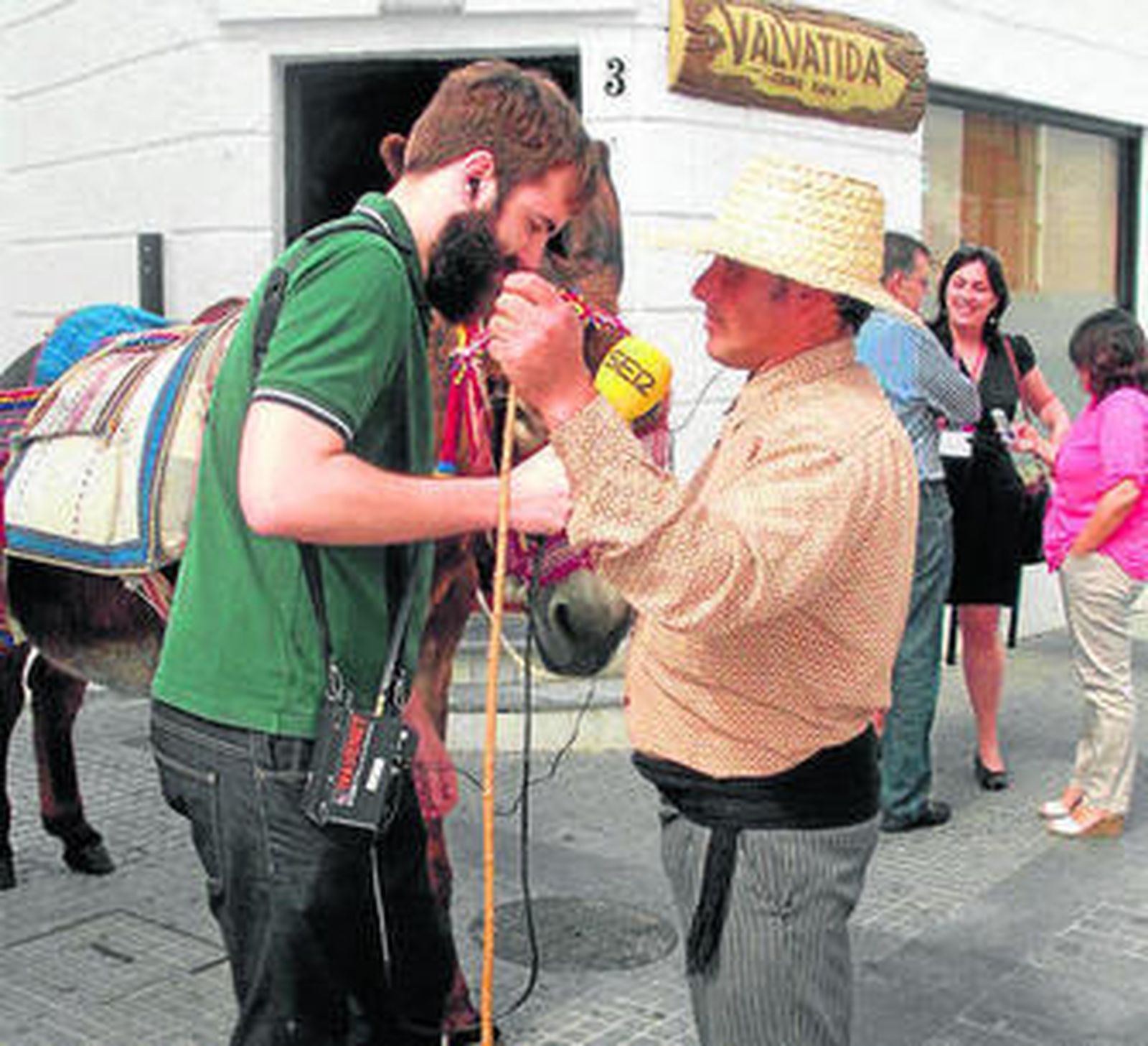 Patrick Viveret en plena conferencia con traductora en un teatro San Francisco al completo.