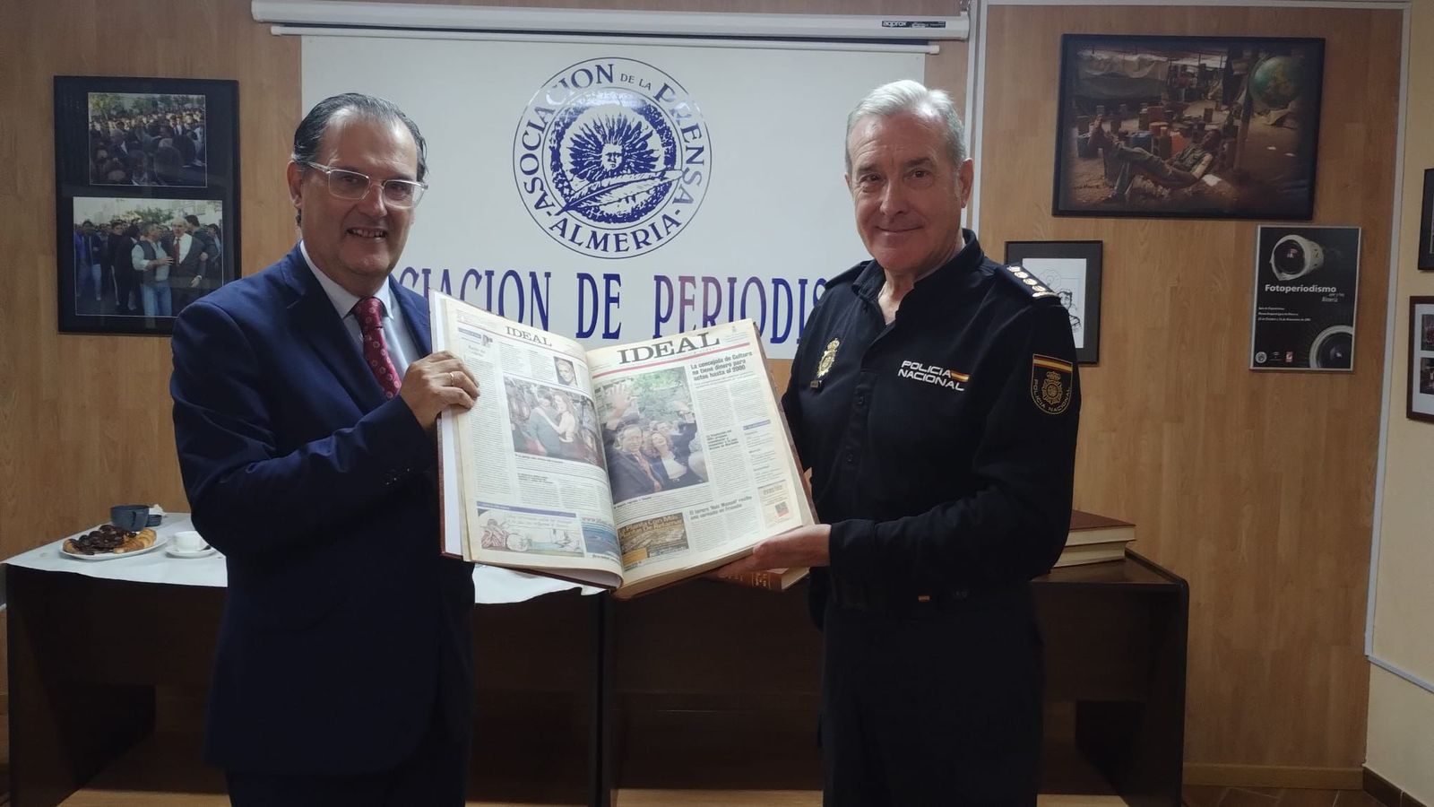 El presidente de la AP-APAL, José Manuel Bretones, y el comisario provincial Gumersindo Vila.